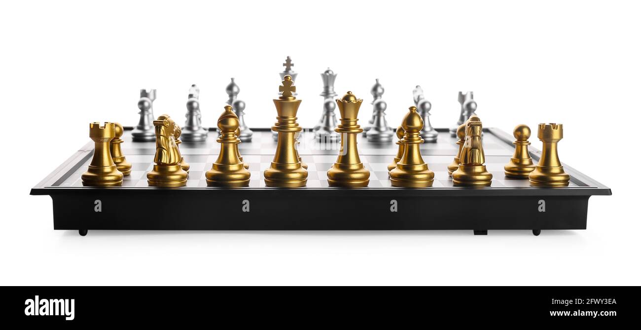 Spielbrett mit Schachfiguren auf weißem Hintergrund Stockfoto