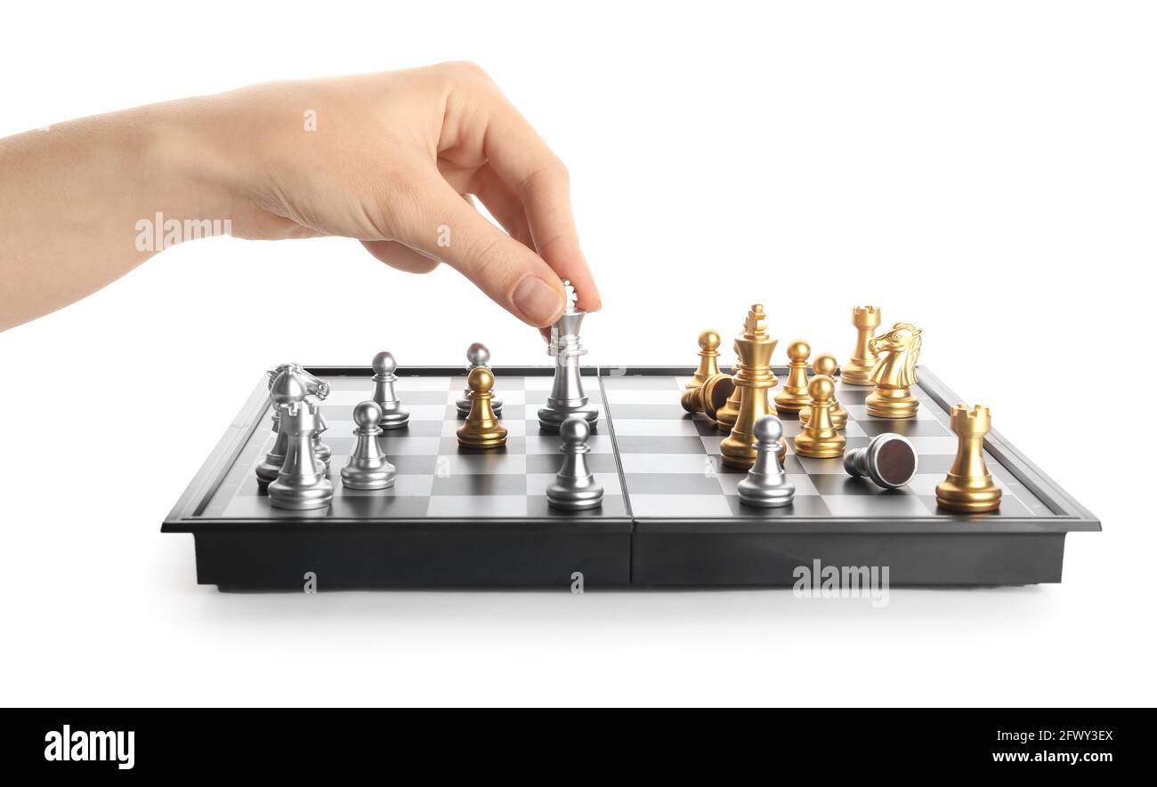 Frau spielt Schach auf weißem Hintergrund, Nahaufnahme Stockfoto