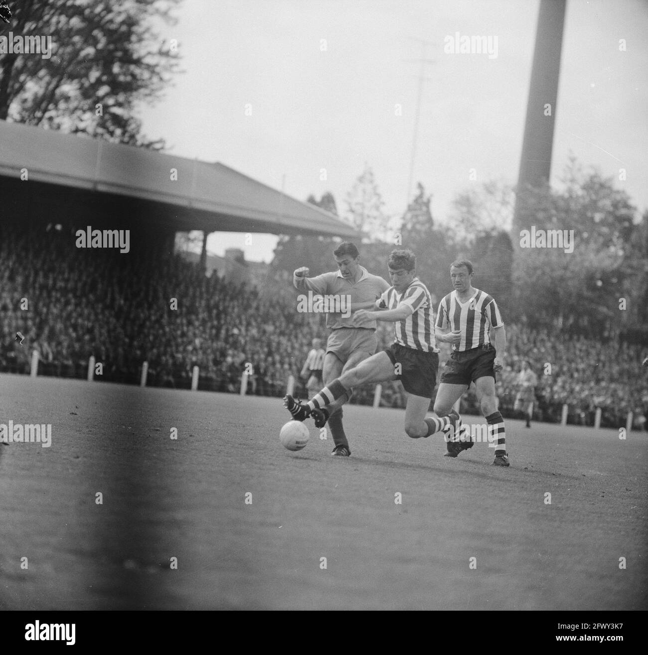 PSV gegen Sparta 2-0, von links nach rechts Kerkhoffs (PSV), Eijkenbroek und Verhoeven von Sparta, 10. Mai 1964, Sport, Fußball, Niederlande, 20. ce Stockfoto