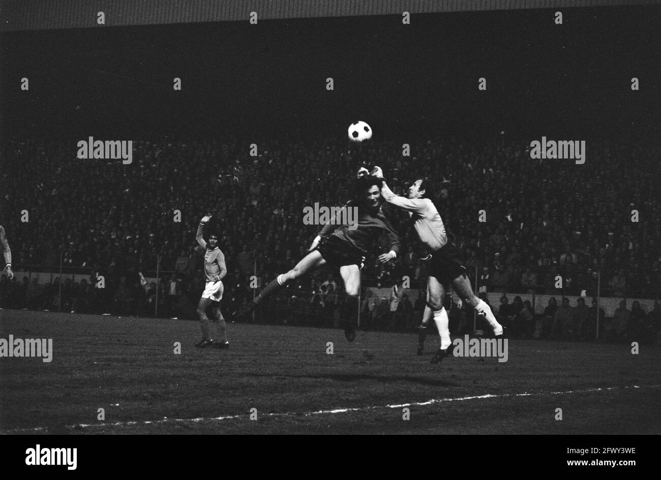 PSV gegen St. Etienne Halbfinale EM I, Edstrom in Kollision mit Torwart Curcovic, 14. April 1976, Sport, Fußball, Niederlande, 20 Stockfoto