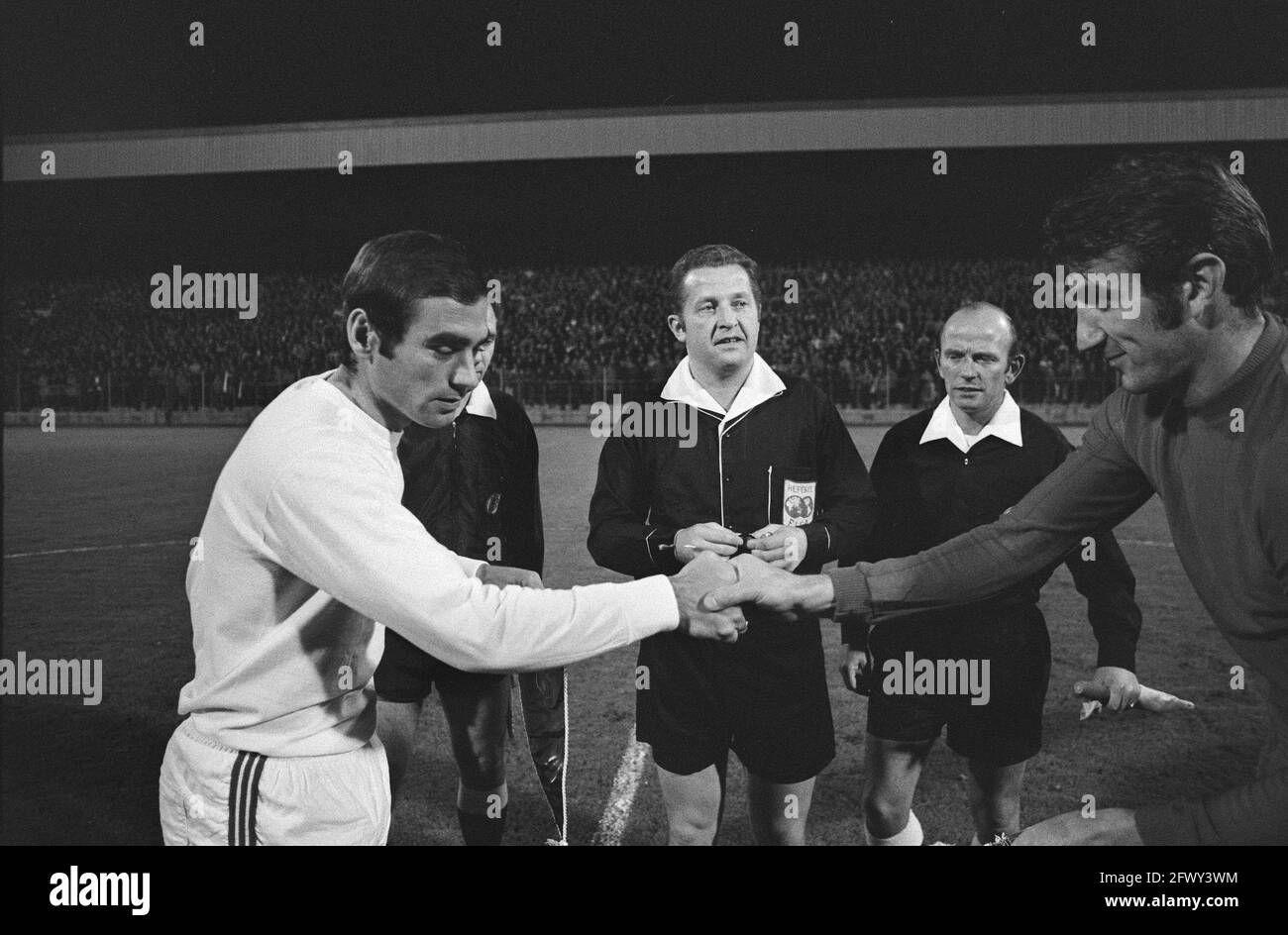 PSV gegen Steana 4-0; Europa Cup II, Abgabe von Wimpel, nein 29a: Schiedsrichter Schulenburg (Deutschland), 21. Oktober 1970, Schiedsrichter, Sport, Fußball, die Stockfoto