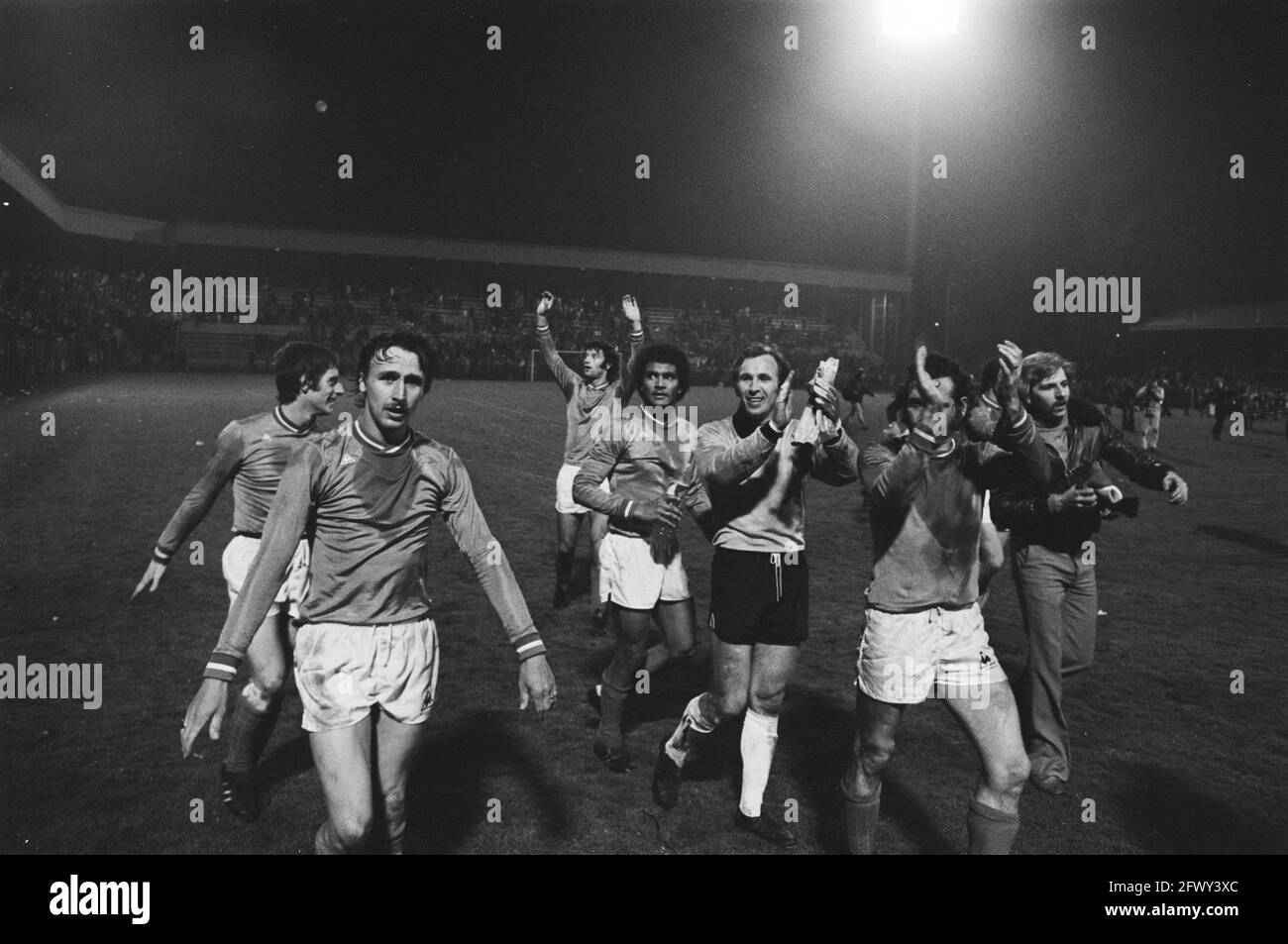 PSV gegen St. Etienne Halbfinale EM I, Freude danach von links nach rechts Lopez, Jamvion und Torwart Curcovic, 14. April 1976, Sport, so Stockfoto