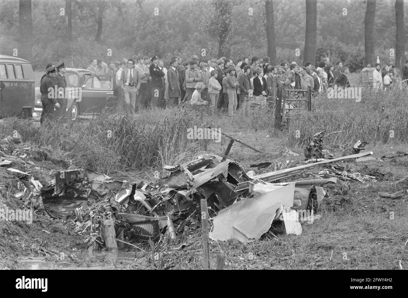 Publikum beim Wrack des abgestürzten Phantom-Jetliners, 21. Juni 1971, Hilfsmaßnahmen, öffentlich, Flugzeug, Wrack, Niederlande, 20. Jahrhundert vor Stockfoto