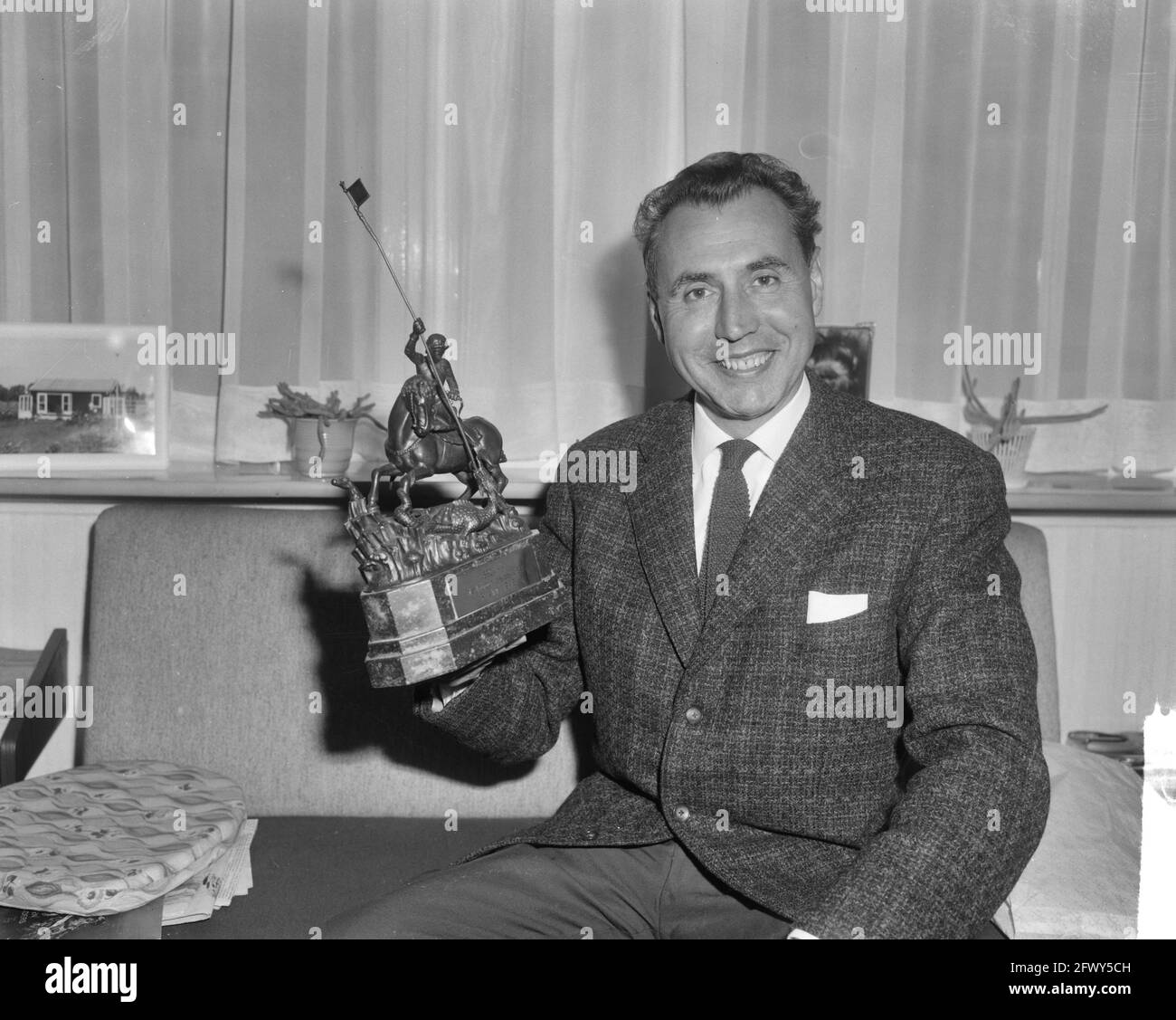 Athlet Frits de Ruyter mit seiner Trophäe, die er bei den Internationalen Leichtathletik-Spielen im Juli 1946 in Prag auf den 880 Werften im Jahr 1.56.2 gewann, 20 Augu Stockfoto