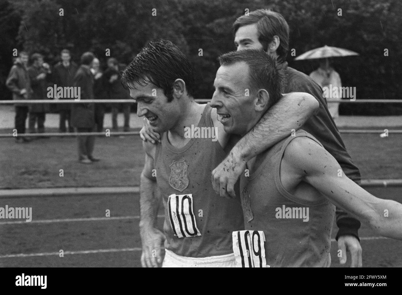 Leichtathletik Niederlande gegen Dänemark in Groningen; nein 29: Bram Wassenaar, Nr. 30, 31: (Links) Wassenaar, (rechts) Charm, August 22, 1970, ATLETIK, Stockfoto