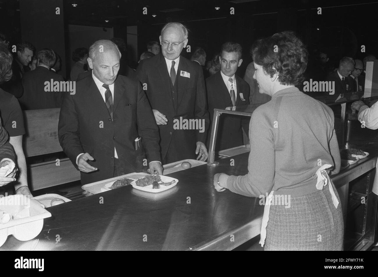 PVDEIN Kongress in Groningen. Während des Mittagessens Joop den Uyl mit hinter ihm Anne Vondeling], 16. Januar 1970, Kongresse, Politiker, Politik, Politik Stockfoto