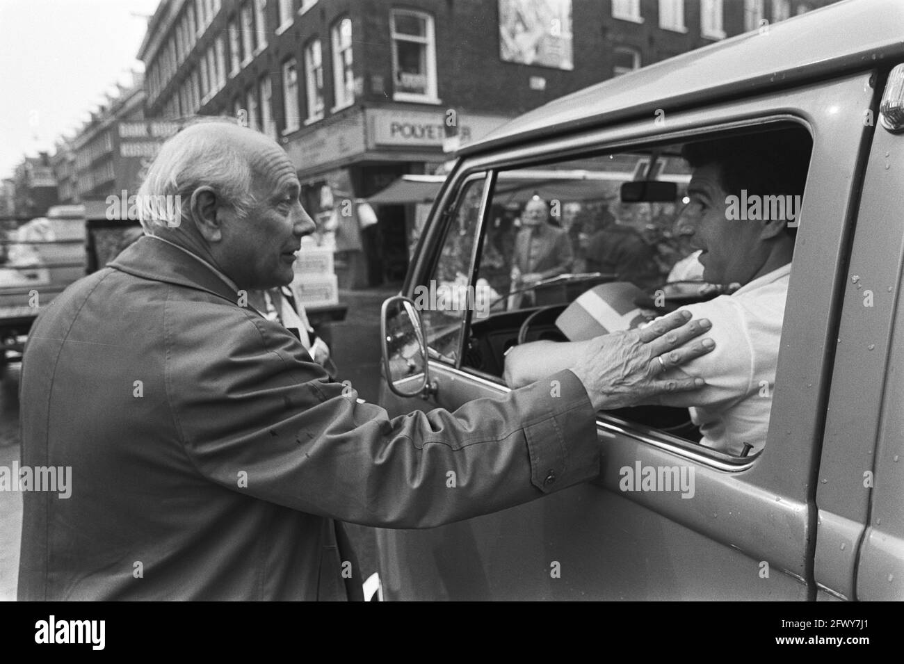 PVDEIN Listenführer Joop den Uyl besuchte Albert Cuypmarkt und Dappermarkt und Ford Fabrik im Wahlkampf, 19. Mai 1981, Wahlkampagnen, das Netz Stockfoto