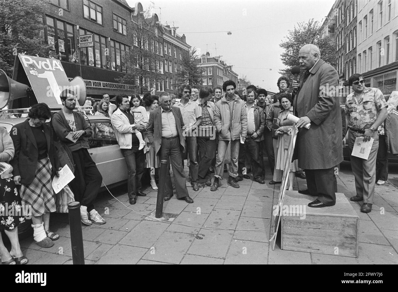 PVDEIN Listenführer Joop den Uyl besuchte Albert Cuypmarkt Dappermarkt und Fordfabriek im Wahlkampf, 19. Mai 1981, Wahlkampagnen, Niederlande Stockfoto
