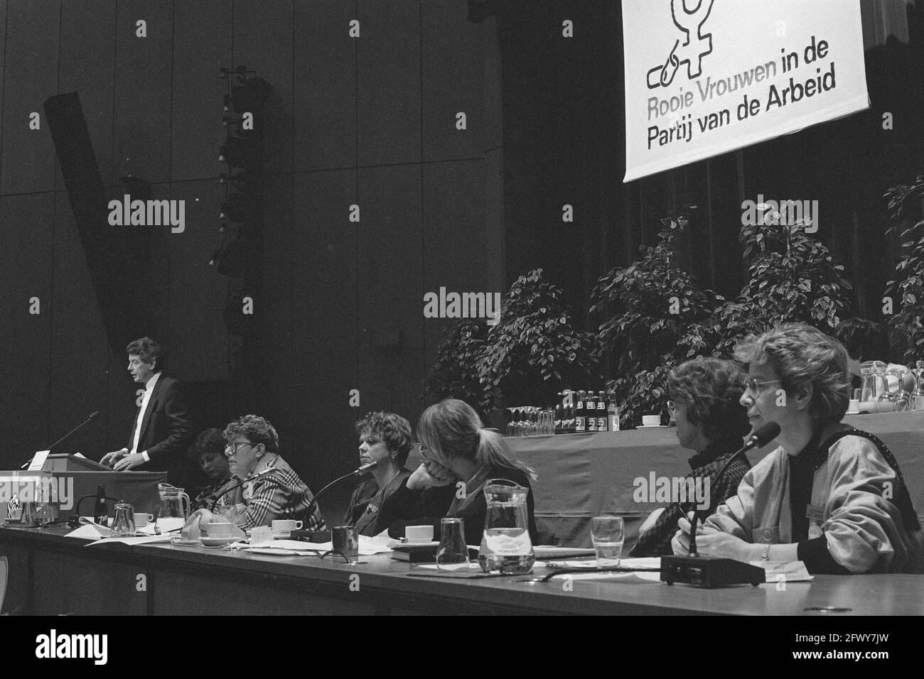 PvdA-Chef Wim Kok (l) spricht zu Rooie Vrouwencongres Amsterdam, 21. Februar 1987, Kongresse, Frauen, Die Niederlande, 20. Jahrhundert Presseagentur pho Stockfoto