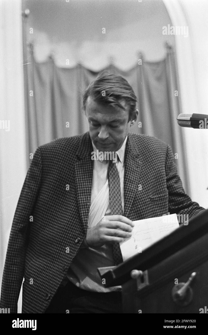 Radikale aus der KVP-Fraktion. Herr Van Mierlo (D66) sprach am 27. Februar 1968 im Repräsentantenhaus über Debatten, Politiker, Niederlande, 2 Stockfoto
