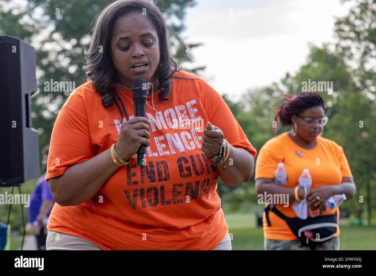 Columbus, Usa. Mai 2021. Malissa Thomas, St. Clair, ein Mitglied der Mütter von ermordeten Columbus-Kindern, beendet die Kundgebung gegen Gewalt mit einem Gebet und fragt, ob jemand Jesus empfangen möchte. Mütter der ermordeten Columbus-Kinder hielten eine Kundgebung und Pressekonferenz im Bicentennial Park ab, um sich mit dem Anstieg der Gewalt in Columbus in den letzten Jahren zu befassen. Dieses Ereignis war eine direkte Reaktion auf die Schießerei, die den Tod der 16-jährigen Olivia Kurtz verursachte und 5 weitere Personen im Bicentennial Park verletzte. Kredit: SOPA Images Limited/Alamy Live Nachrichten Stockfoto