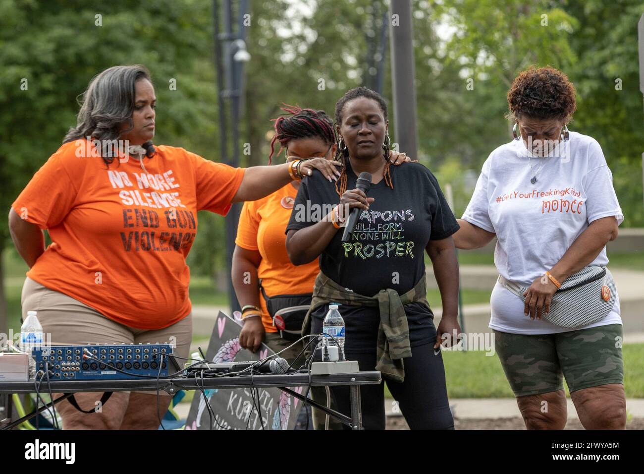 Columbus, Usa. Mai 2021. Audrea Hickman, die Mutter von Jarrin Hickman, der 2020 ermordet wurde, wird von links unterstützt von Malissa Thomas, St. Clair, Karla Harris, Und Jacqueline Casimire.Mütter der ermordeten Columbus-Kinder hielten eine Kundgebung und Pressekonferenz im Bicentennial Park ab, um sich mit dem Anstieg der Gewalt in Columbus in den letzten Jahren zu befassen. Dieses Ereignis war eine direkte Reaktion auf die Schießerei, die den Tod der 16-jährigen Olivia Kurtz verursachte und 5 weitere Personen im Bicentennial Park verletzte. Kredit: SOPA Images Limited/Alamy Live Nachrichten Stockfoto