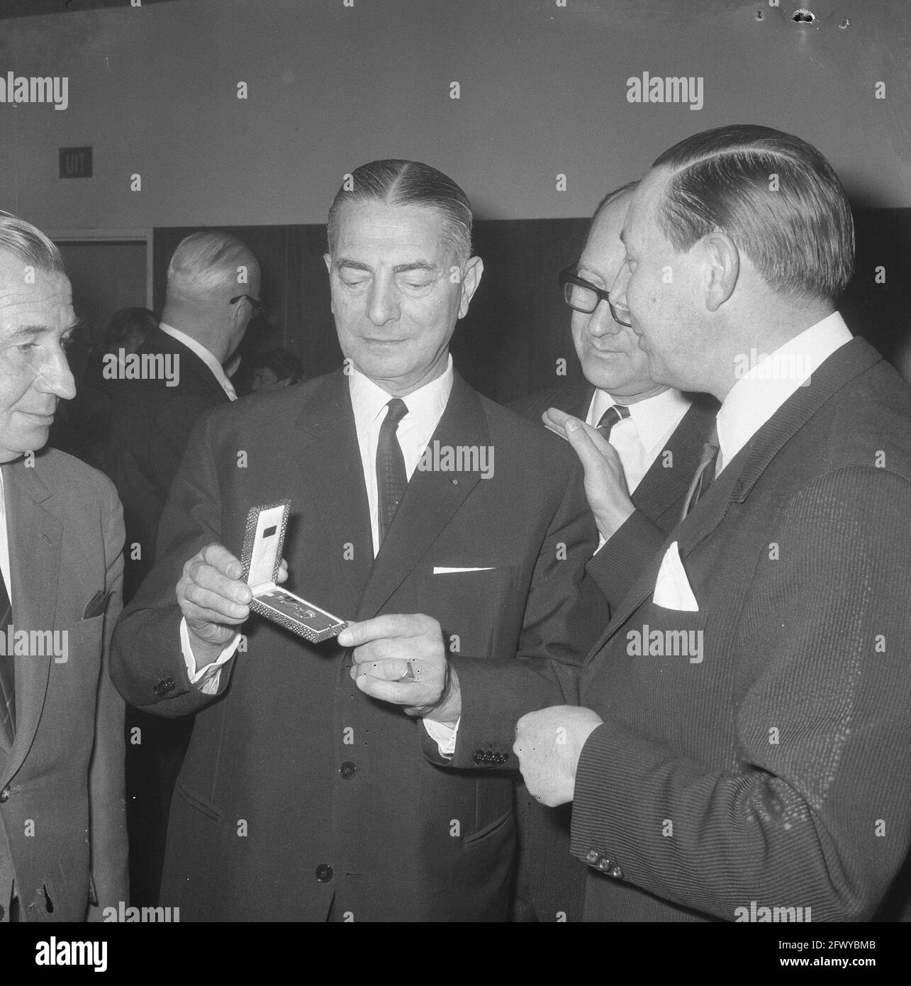 Empfang in Apollopauszeiten von Hans Boekman, 70 Jahre, hier mit Verdienstabzeichen des KNVB, 24. Januar 1966, Empfänge, Niederlande, Presse des 20. Jahrhunderts Stockfoto