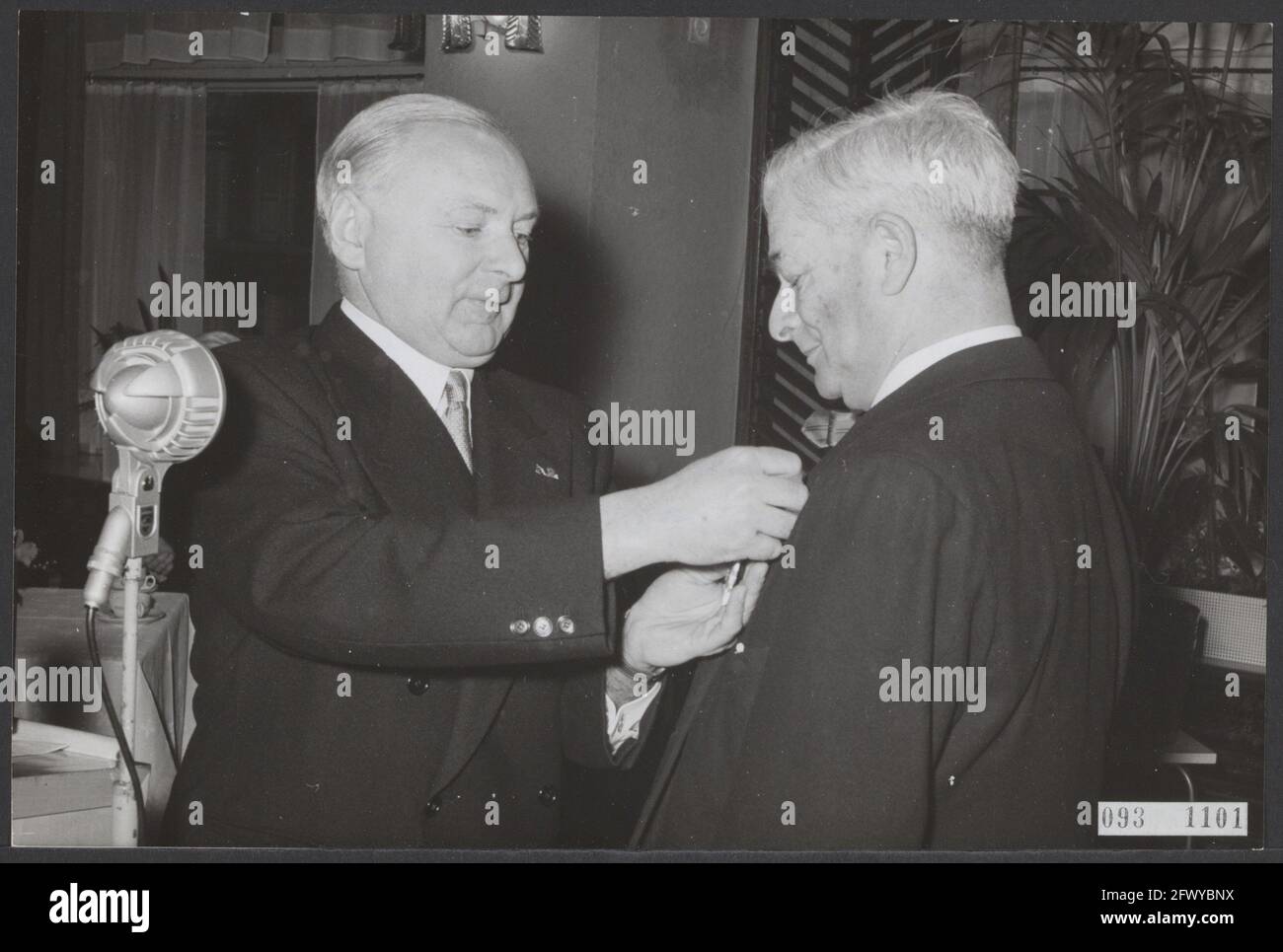 Empfang im Carlton Hotel, Amsterdam, zu Ehren des Literaturwissenschaftlers Dr. Martin J. Premsela, der am 25. Januar 1956 60 Jahre alt wurde. Herr Borremans ( Stockfoto