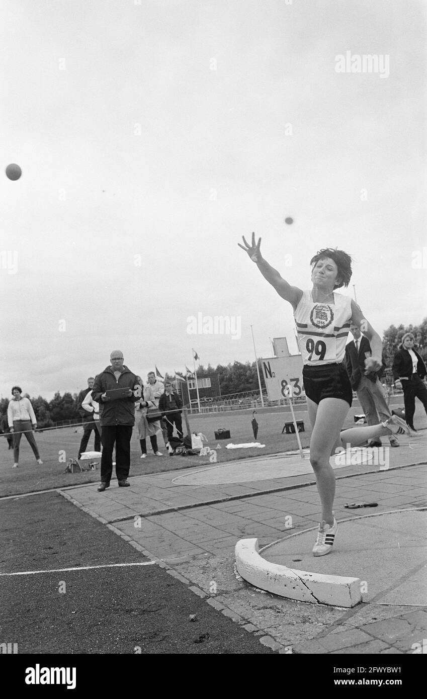 Leichtathletik in Beverwijk zwischen England, Belgien und den Niederlanden Ann Wilson in Aktion bei Discus Throw, Juli 17 1966, ATLETICS, DISCUSWORKS, The Net Stockfoto