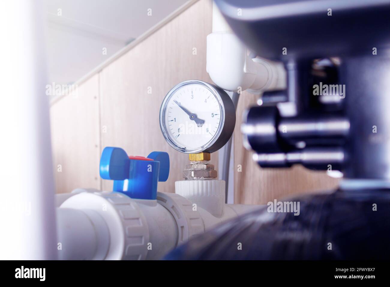 Messgerät mit Balkenanzeige. Weiches Wassersystem. Wasseraufbereitungssystem und Behandlung zu Hause. Stockfoto