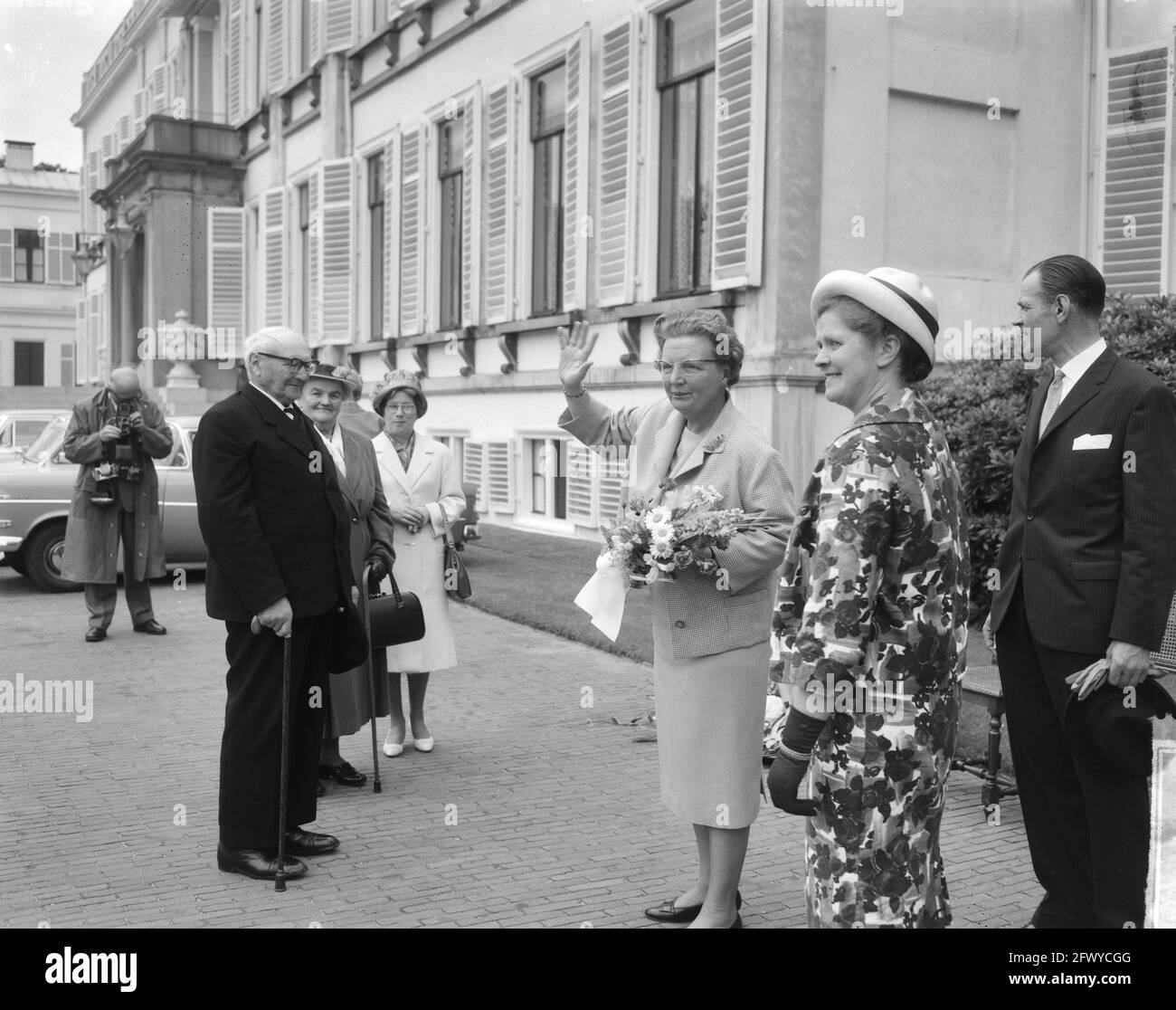 Alt der Tage in Soestdijk der OD von Polsbroek. Königin Juliana winkt älteren Menschen zu, 26. Juni 1963, Königinnen, Senioren, Niederlande, Presse des 20. Jahrhunderts Stockfoto