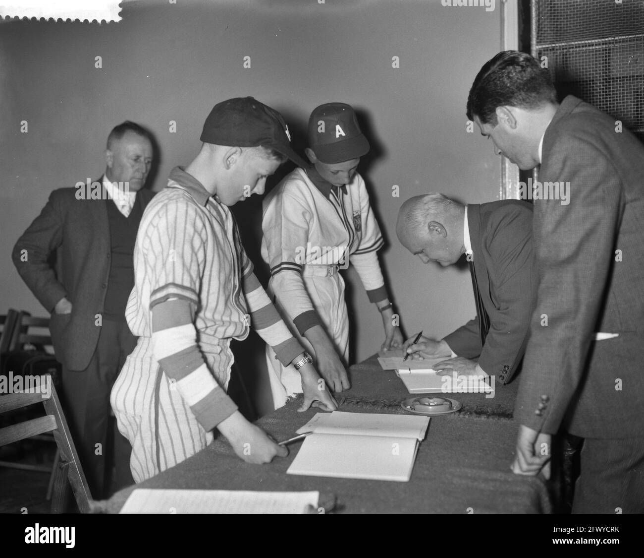 Empfang anlässlich des 40-jährigen Bestehens von Blauw Wit und Ajax, 15. April 1961, RECEPTIES, Niederlande, Foto der Presseagentur des 20. Jahrhunderts, Nachrichten Stockfoto