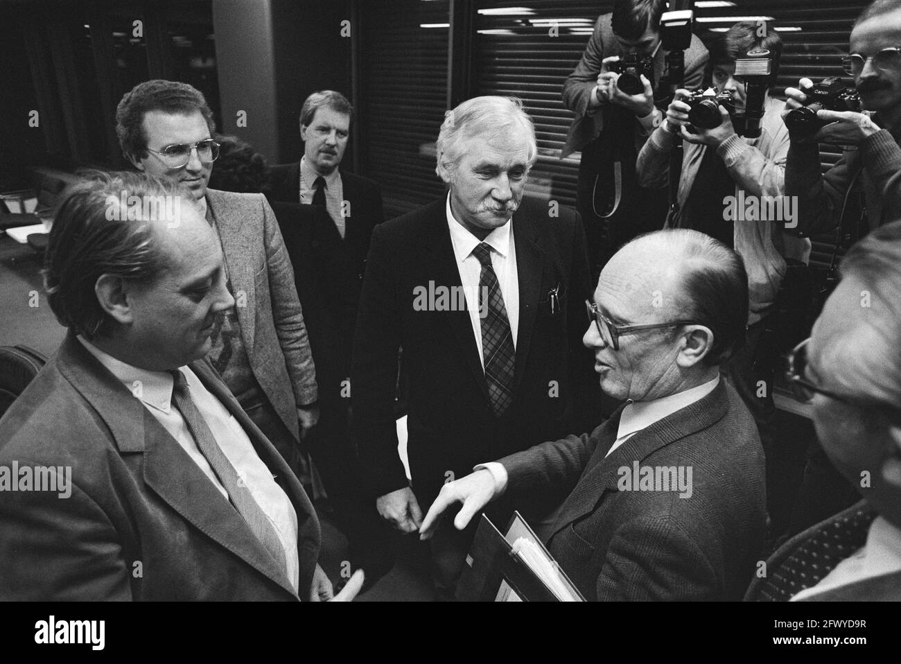 Rechter Minister Rierkerk, Vorsitzender des Zentrums AbvaKabo, Jaap van der Scheur, 17. November 1983, Beamte, Lohn- und Preispolitik, Minister, Stockfoto