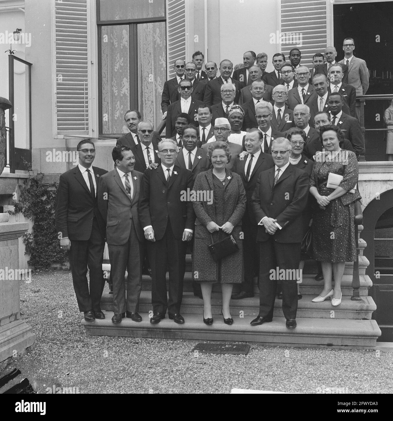 Rechts neben Königin Juliana befindet sich Herr A. Geyer, Präsident der ICFTU, 12. Juli 1965, Delegierte, Gruppenportraits, Königinnen, Die Empfänge, die Paläste, die Stockfoto