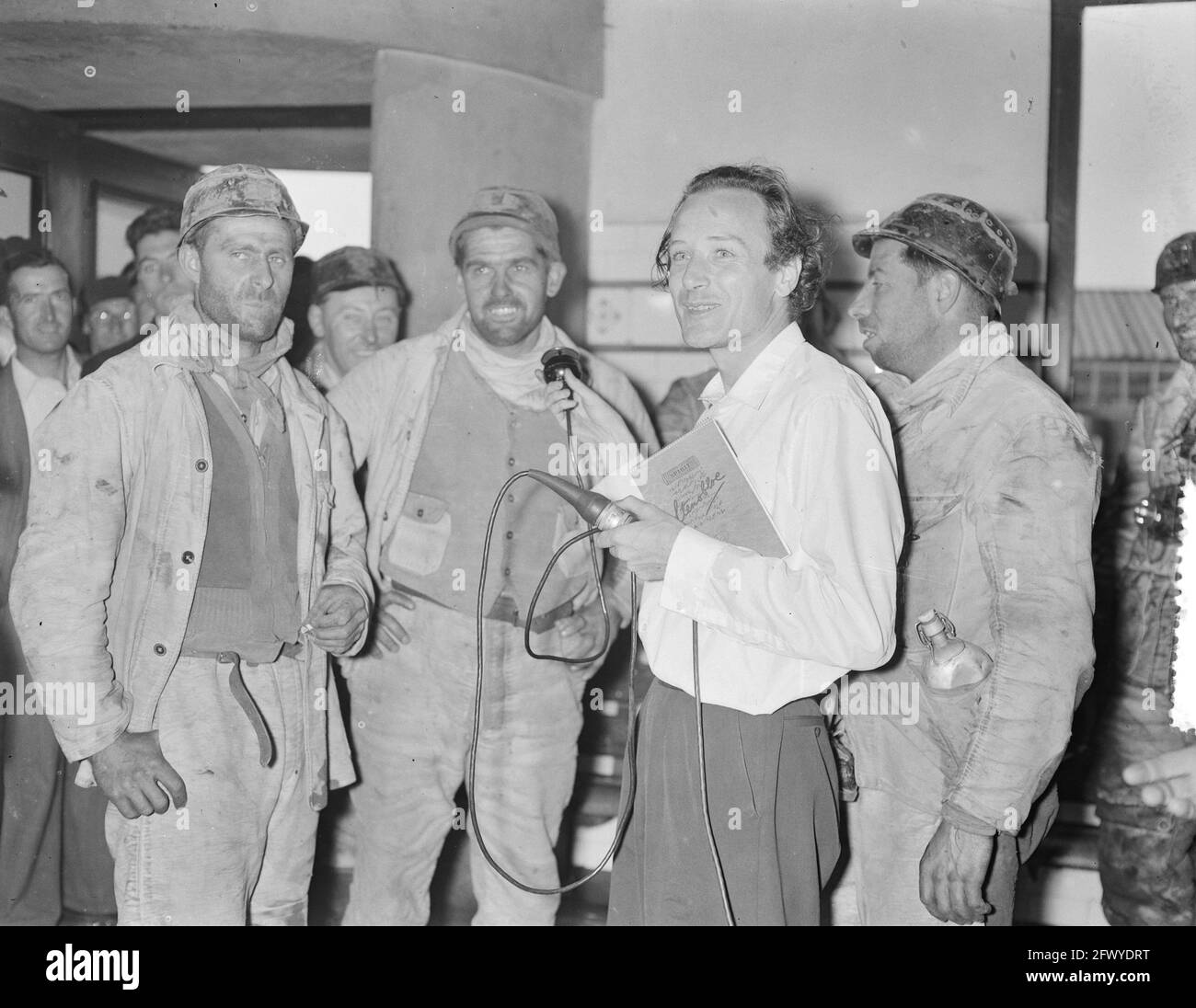 Rettung von 3 Bergleuten aus der Mine Willem-Sophia. Am Donnerstag, den 18. August 1955, um 8:30 Uhr stürzte ein Durchgang auf dem 217 Meter hohen Boden der Mine Willem Sophia in der Spekholzerheide ein und Schnitt drei Rückwege ab. Telefonisch konnten sie berichten, dass es ihnen gut ging. Über eine Druckluftleitung wurden sie mit Lebensmitteln versorgt. Ein deutsches Bohrteam machte ein Loch auf einer Länge von 37 Metern, um sie durchzulassen. Schließlich kamen Hubert Bertram, Piet Schoormans und der Vorarbeiter, auch Hubert Bertram genannt, wieder auf. Interview eines Radioreporters, 22. August 1955, Bergbau, Bergbau, Bergleute, Unfälle Stockfoto