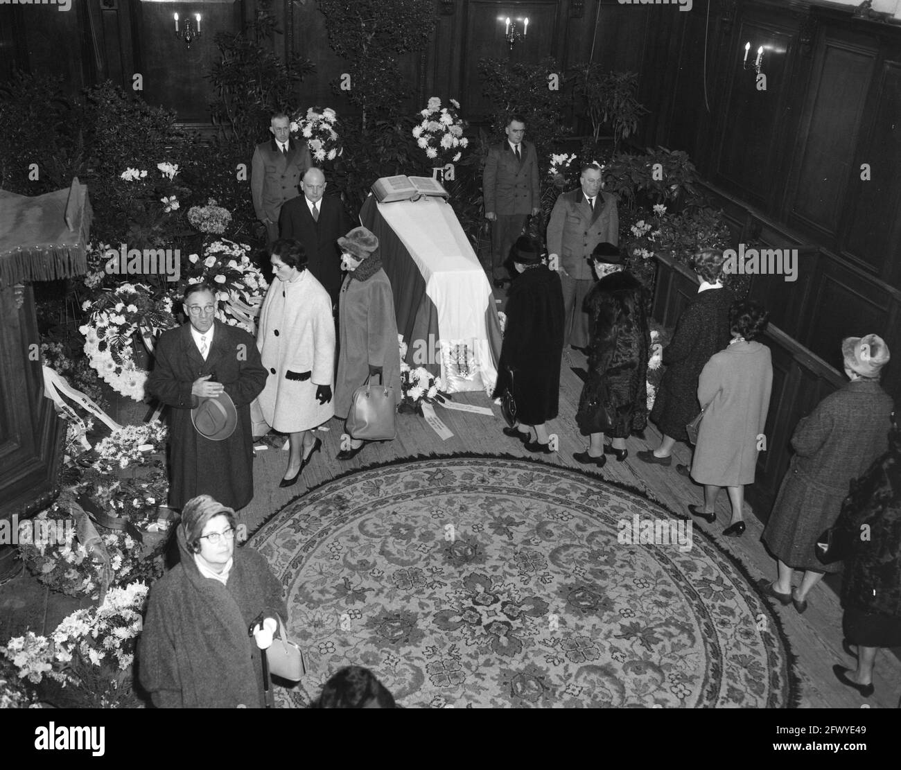 Apeldoorn, innere Kapelle Palast Het Loo. Die Hausangestellte des Palastes halten die Todeswache, während das Publikum der Prinzessin die letzte Ehre erweist, 30. November 1962, Abschied, Todeswachen, Interieurs, Kapellen, Monarchie, Tod, Paläste, Prinzessinnen, Publikum, Königshäuser, Angestellte, Niederlande, 20. Jahrhundert Presseagentur Foto, Nachrichten zu erinnern, Dokumentarfilm, historische Fotografie 1945-1990, visuelle Geschichten, Menschliche Geschichte des zwanzigsten Jahrhunderts, Momente in der Zeit festzuhalten Stockfoto