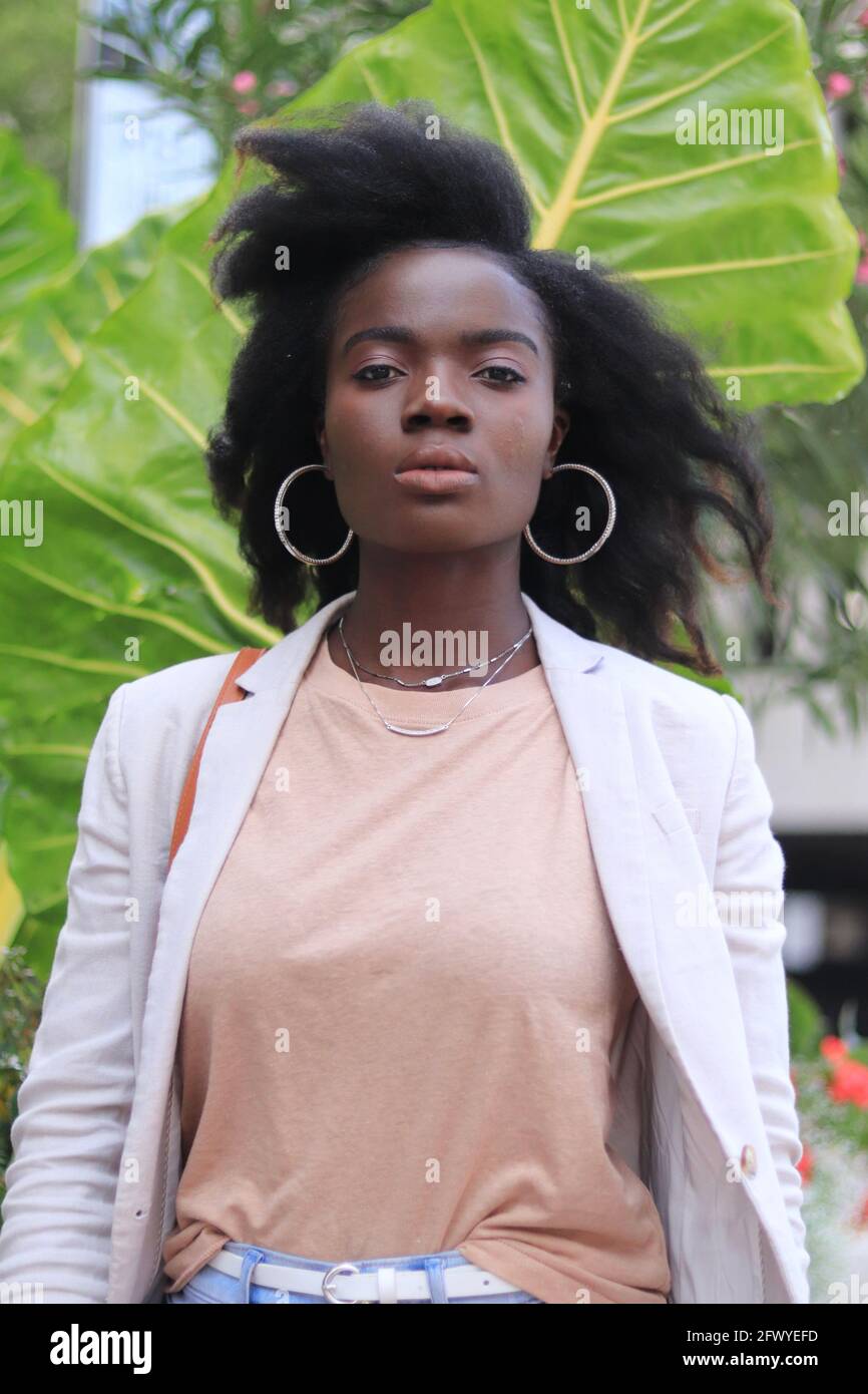 Nahaufnahme einer ernsthaften Frau zu Fuß, Frisur, Nahaufnahme Porträt, natürliche afrikanische Modell, afroamerikanische Modell, Emotionen und Gefühle, eine Person Stockfoto