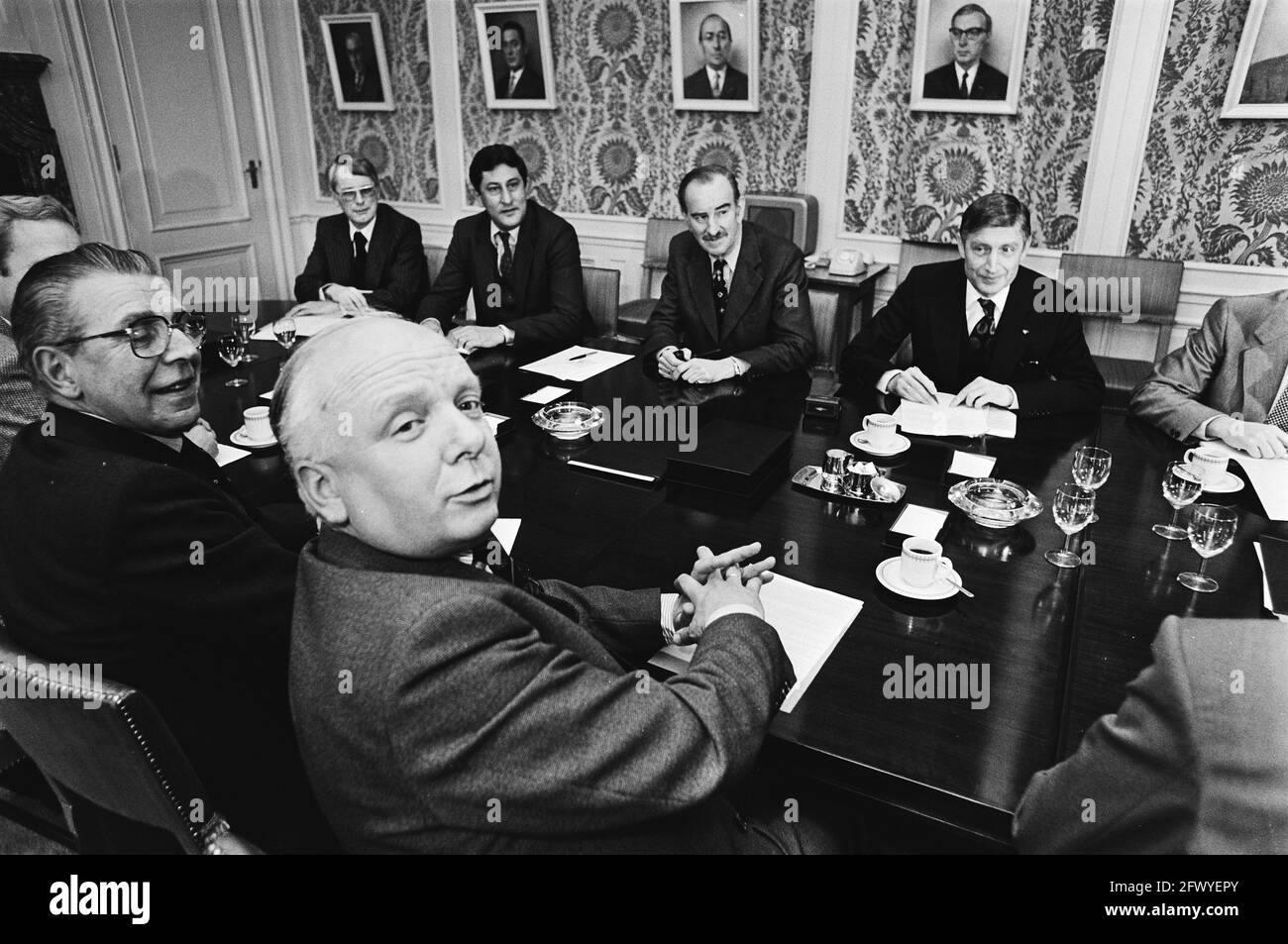 Regierungsgespräche mit NOC und NSF über möglichen Boykott der Olympischen Spiele in Moskau; v.d. Krol, (VVZ NOC) und Iedenburg (VZ NOC), 25. Januar 1980, Politik, Niederlande, 20. Jahrhundert Presseagentur Foto, Nachrichten zu erinnern, Dokumentarfilm, historische Fotografie 1945-1990, visuelle Geschichten, Menschliche Geschichte des zwanzigsten Jahrhunderts, Momente in der Zeit festzuhalten Stockfoto