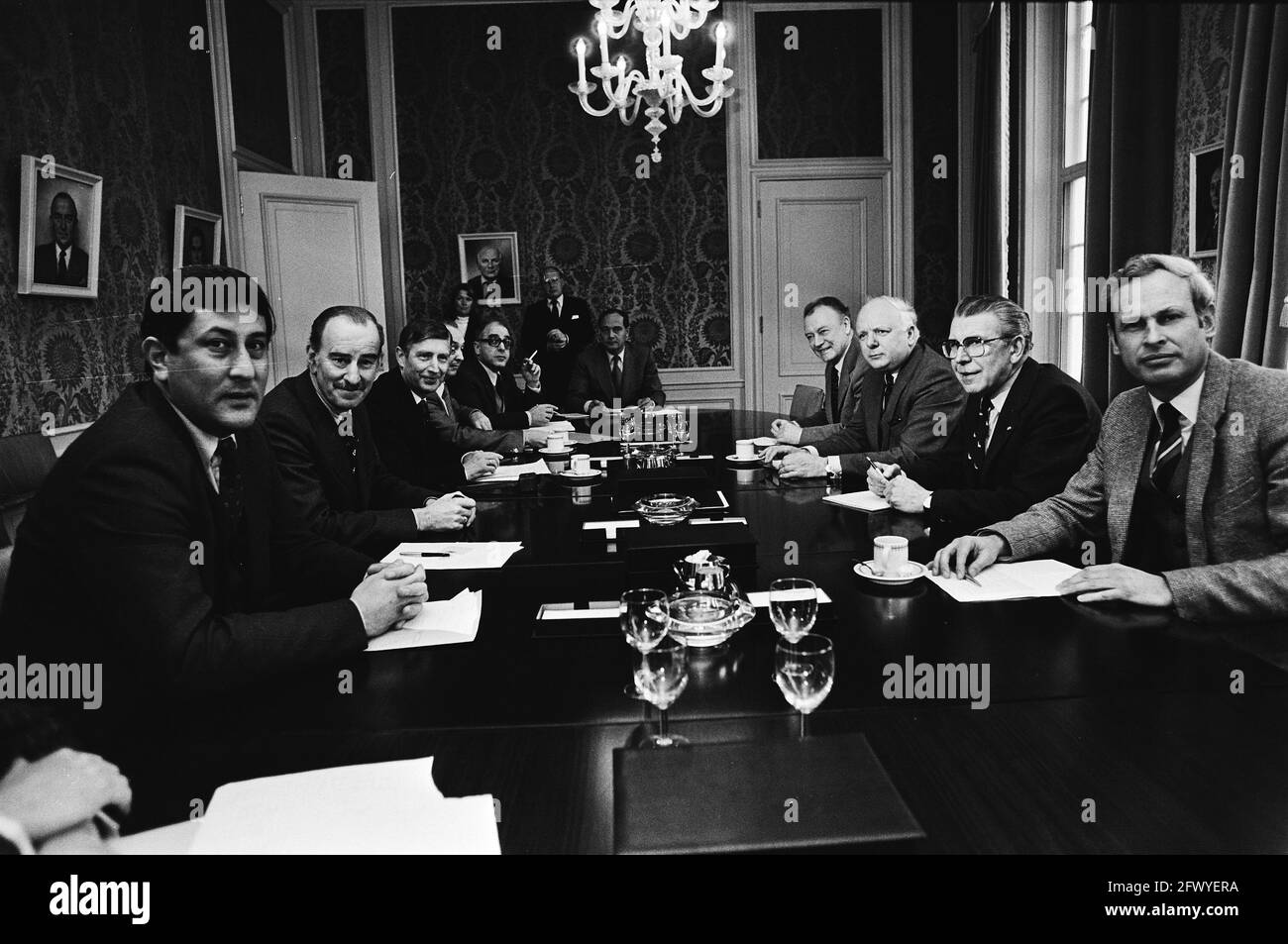 Regierungsgespräche mit NOC und NSF über möglichen Boykott der Olympischen Spiele in Moskau; Staatssekretär de Vries, v.d. Klaauw und van Agt , 25. Januar 1980, Politik, Niederlande, 20. Jahrhundert Presseagentur Foto, Nachrichten zu erinnern, Dokumentarfilm, historische Fotografie 1945-1990, visuelle Geschichten, Menschliche Geschichte des zwanzigsten Jahrhunderts, Momente in der Zeit festzuhalten Stockfoto