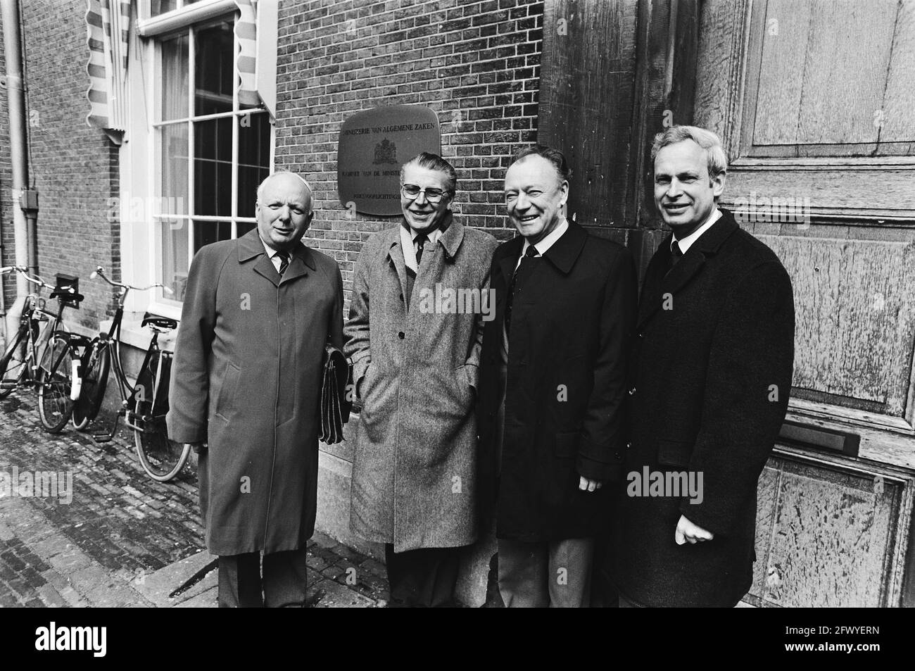 Regierungsgespräche mit NOC und NSF über möglichen Boykott der Olympischen Spiele in Moskau; Iedenburg, v.d. Krol, van Dorst und de Heer, 25. Januar 1980, 20. Jahrhundert Presseagentur Foto, Nachrichten zu erinnern, Dokumentarfilm, historische Fotografie 1945-1990, visuelle Geschichten, Menschliche Geschichte des zwanzigsten Jahrhunderts, Momente in der Zeit festzuhalten Stockfoto