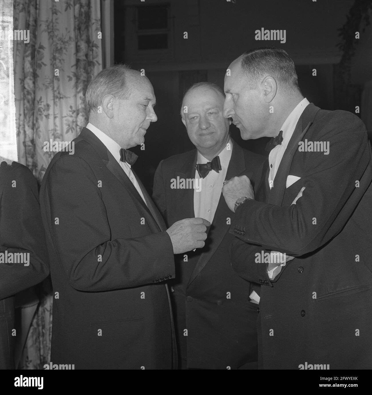 Regierungsessen zur NATO-Konferenz im Kurhaus in Scheveningen, von links nach rechts im Gespräch Dean Rusk, Butler und Minister LUNs, 13. Mai 1964, Konferenzen, Gespräche, Niederlande, Presseagentur des 20. Jahrhunderts, Foto, Nachrichten zum erinnern, Dokumentarfilm, historische Fotografie 1945-1990, visuelle Geschichten, Menschliche Geschichte des zwanzigsten Jahrhunderts, Momente in der Zeit festzuhalten Stockfoto