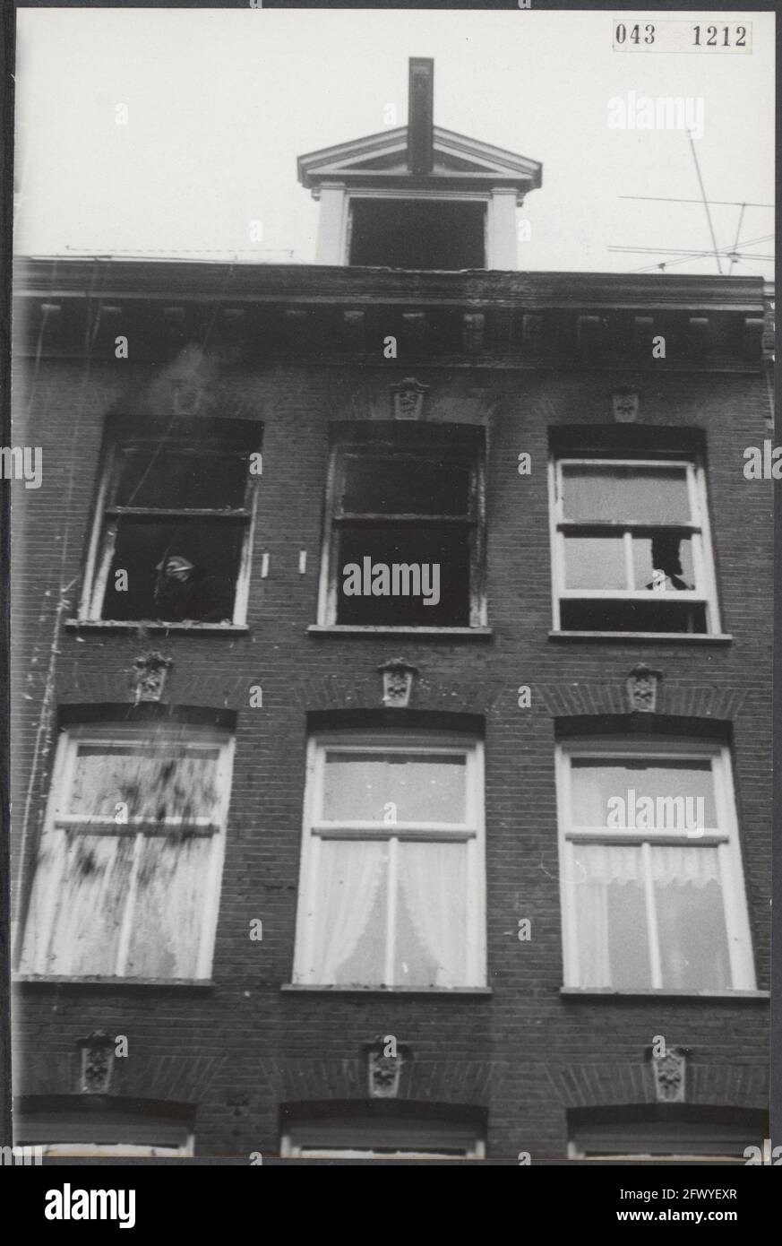 Schwerer Brand in der 2. Van Swindenstraat in Amsterdam. Fünf Kinder waren im brennenden dritten Stock. Drei Feuerwehrleute konnten vier von ihnen retten. Ein Kind wurde getötet, 18. Februar 1966, Brände, Feuerwehr, Kinder, Heime, Niederlande, Foto der Presseagentur des 20. Jahrhunderts, zu erinnerende Nachrichten, Dokumentarfilm, historische Fotografie 1945-1990, visuelle Geschichten, Menschliche Geschichte des zwanzigsten Jahrhunderts, Momente in der Zeit festzuhalten Stockfoto