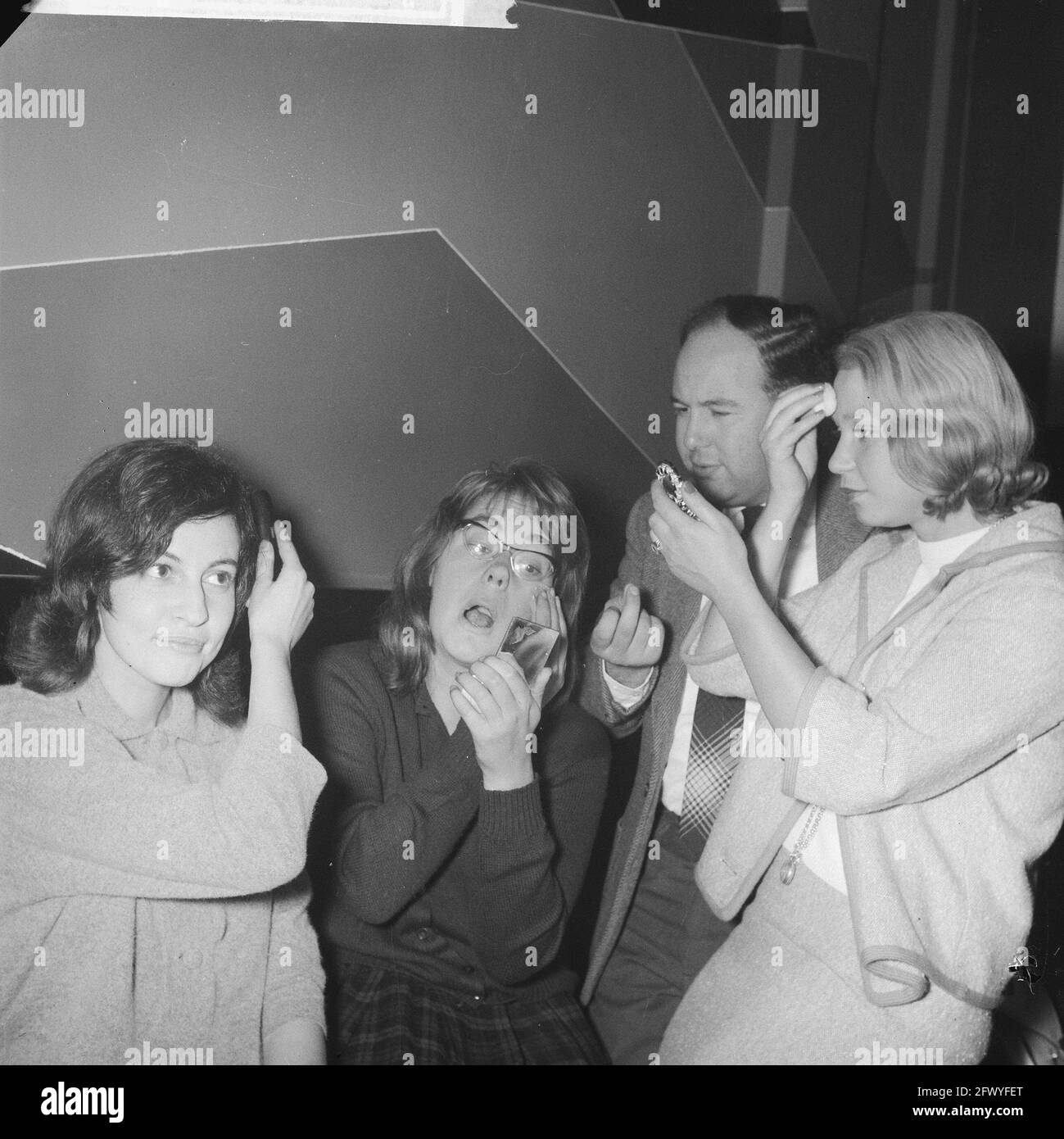 Vorsprechen für einen Spielfilm für Studenten. Mädchen Studenten machen sich bereit, 8. November 1961, Niederlande, 20. Jahrhundert Presseagentur Foto, Nachrichten zu erinnern, Dokumentarfilm, historische Fotografie 1945-1990, visuelle Geschichten, Menschliche Geschichte des zwanzigsten Jahrhunderts, Momente in der Zeit festzuhalten Stockfoto