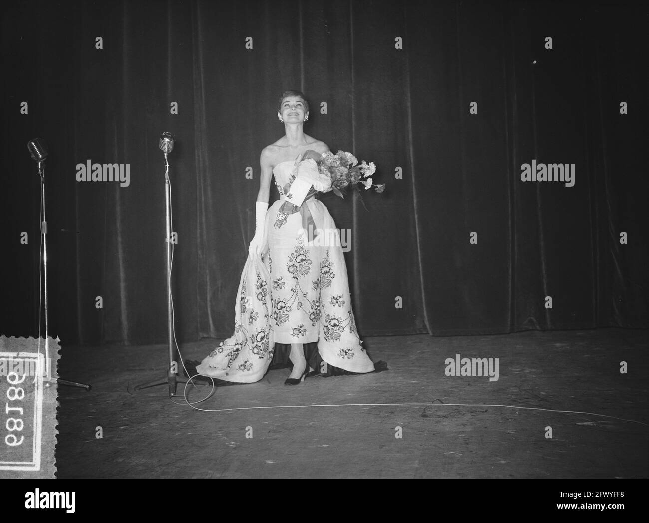 Audrey Hepburn bei Party Night Film Tuschinsky, 2. November 1954, Filme, Filmstars, Theater, Niederlande, Presseagentur des 20. Jahrhunderts, Foto, Nachrichten zu erinnern, Dokumentarfilm, historische Fotografie 1945-1990, visuelle Geschichten, Menschliche Geschichte des zwanzigsten Jahrhunderts, Momente in der Zeit festzuhalten Stockfoto