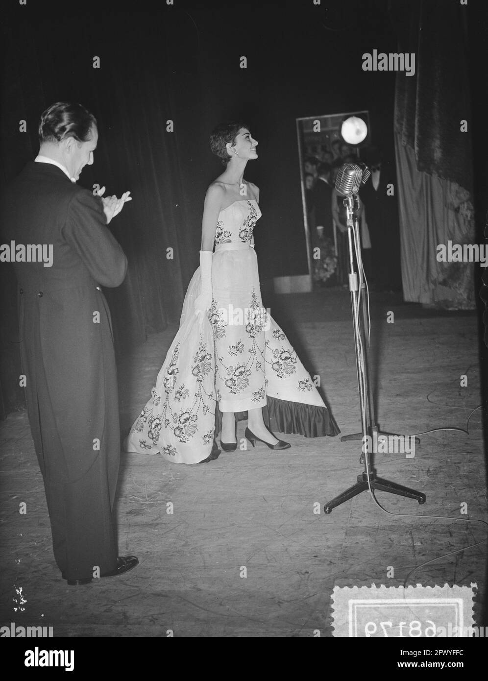 Audrey Hepburn bei Party Night Film Tuschinsky, 2. November 1954, Filme, Filmstars, Theater, Niederlande, Presseagentur des 20. Jahrhunderts, Foto, Nachrichten zu erinnern, Dokumentarfilm, historische Fotografie 1945-1990, visuelle Geschichten, Menschliche Geschichte des zwanzigsten Jahrhunderts, Momente in der Zeit festzuhalten Stockfoto