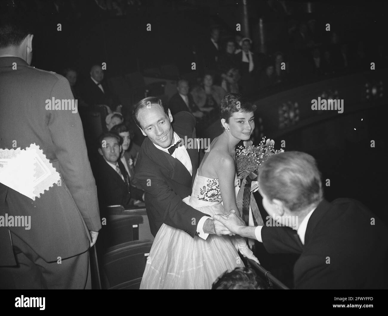 Audrey Hepburn und Ehemann Mel Ferrer beim Film Tuschinsky Party Night, 2. November 1954, Filme, Filmstars, Theater, Niederlande, Presseagentur des 20. Jahrhunderts, Foto, Nachrichten zu erinnern, Dokumentarfilm, historische Fotografie 1945-1990, visuelle Geschichten, Menschliche Geschichte des zwanzigsten Jahrhunderts, Momente in der Zeit festzuhalten Stockfoto