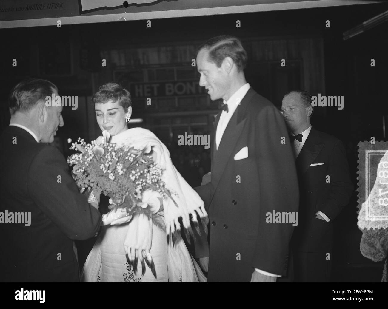 Audrey Hepburn bei Party Night Film Tuschinsky, 2. November 1954, Filme, Filmstars, Theater, Niederlande, Presseagentur des 20. Jahrhunderts, Foto, Nachrichten zu erinnern, Dokumentarfilm, historische Fotografie 1945-1990, visuelle Geschichten, Menschliche Geschichte des zwanzigsten Jahrhunderts, Momente in der Zeit festzuhalten Stockfoto