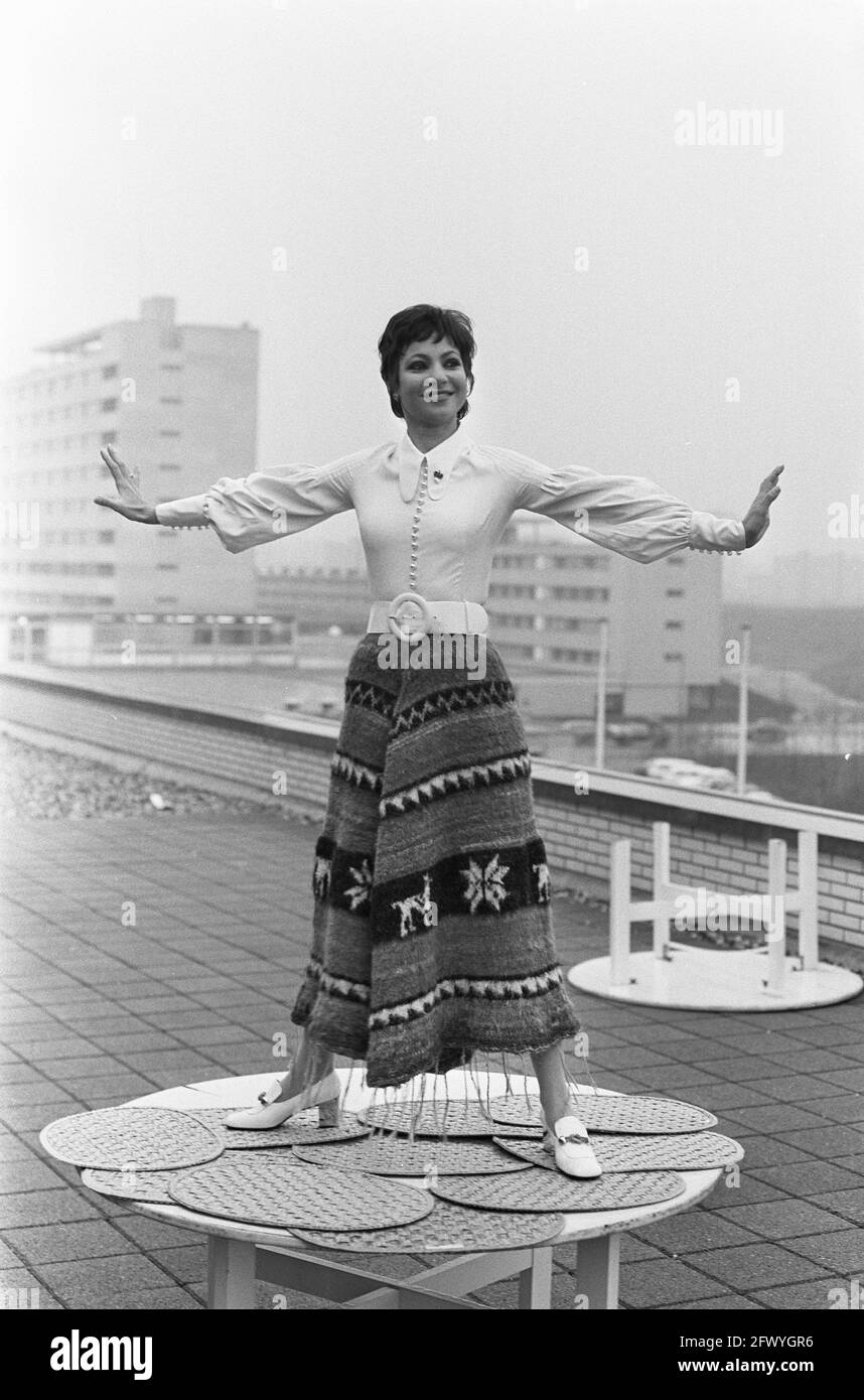 Esther Ofarim in Amsterdam im Zusammenhang mit der Aufführung in Mies Bouwman TV Show. Ester Ofarim (kurze Haare) im Maxi-Rock, 21. November 1969, Singers, Niederlande, 20. Jahrhundert Presseagentur Foto, Nachrichten zu erinnern, Dokumentarfilm, historische Fotografie 1945-1990, visuelle Geschichten, Menschliche Geschichte des zwanzigsten Jahrhunderts, Momente in der Zeit festzuhalten Stockfoto