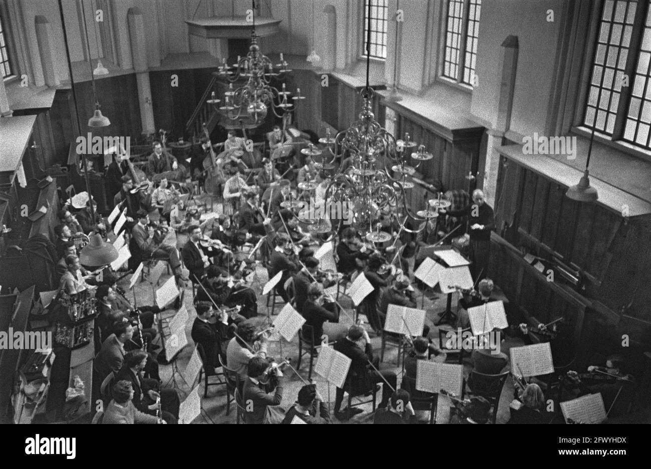 Probe des Niederländischen Studentenorchesters in Bergen, 6. Januar 1961, Orchester, Proben, Niederlande, Presseagentur des 20. Jahrhunderts, Foto, Nachrichten zum erinnern, Dokumentarfilm, historische Fotografie 1945-1990, visuelle Geschichten, Menschliche Geschichte des zwanzigsten Jahrhunderts, Momente in der Zeit festzuhalten Stockfoto