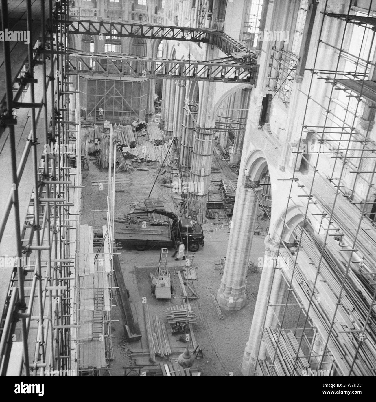Restaurierung Neue Kirche am Dam-Platz. Gerüstinterieur der neuen Kirche, 17. April 1961, Interior, Kirchen, Restaurationen, Scaffolding, Niederlande, Foto der Presseagentur des 20. Jahrhunderts, zu erinnerende Nachrichten, Dokumentarfilm, historische Fotografie 1945-1990, visuelle Geschichten, Menschliche Geschichte des zwanzigsten Jahrhunderts, Momente in der Zeit festzuhalten Stockfoto