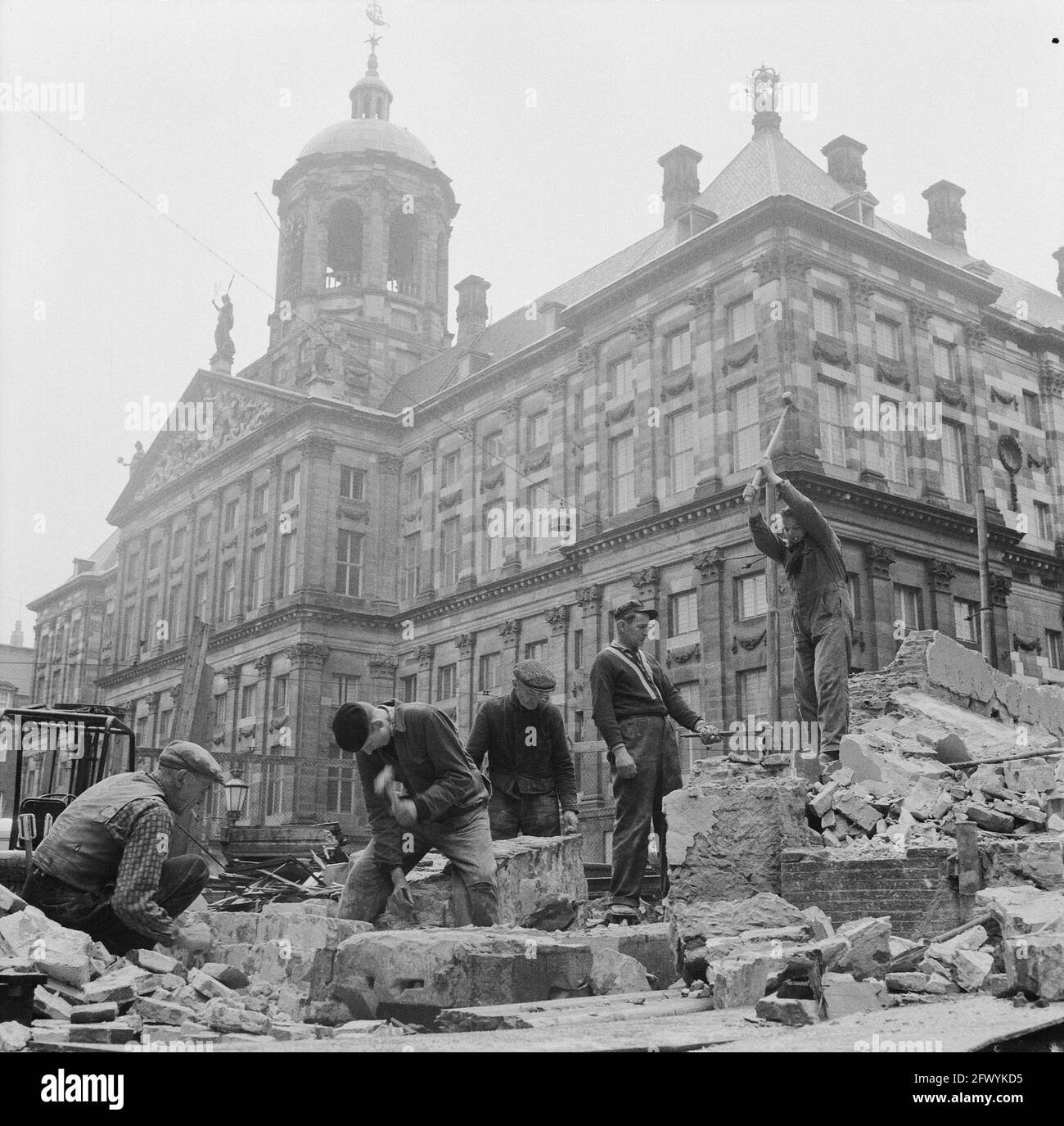 Restaurierung der neuen Kirche am Dam-Platz. Demolishers at Work, 17. April 1961, Kirchen, Restaurierungen, demolishers, Werke, Niederlande, Foto der Presseagentur des 20. Jahrhunderts, Nachrichten zum erinnern, Dokumentarfilm, historische Fotografie 1945-1990, visuelle Geschichten, Menschliche Geschichte des zwanzigsten Jahrhunderts, Momente in der Zeit festzuhalten Stockfoto