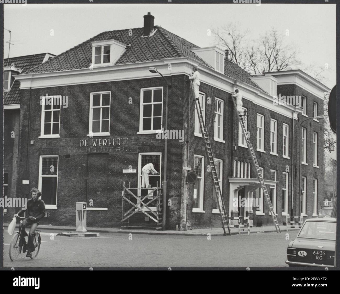 Die Restaurierung des Hotels de Wereld wird am 5. Mai 1975 teilweise abgeschlossen sein. Maler bei der Arbeit an der Außenseite des Grundstücks, 23. April 1975, Krieg, Kriege, Niederlande, Presseagentur des 20. Jahrhunderts, Foto, Nachrichten zum erinnern, Dokumentarfilm, historische Fotografie 1945-1990, visuelle Geschichten, Menschliche Geschichte des zwanzigsten Jahrhunderts, Momente in der Zeit festzuhalten Stockfoto