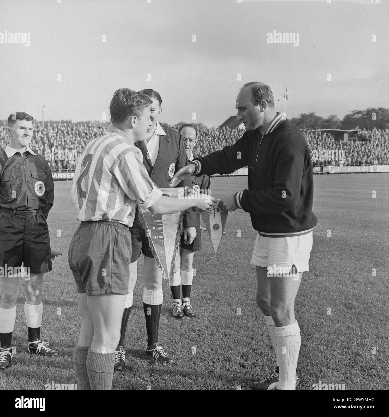 Europa Cup . Esbjerg / PSV 3-4. Pennant Exchange von Kapitäne, 25. September 1963, Kapitäne, Sport, Fußball, Niederlande, Foto der Presseagentur des 20. Jahrhunderts, zu erinnerende Nachrichten, Dokumentarfilm, historische Fotografie 1945-1990, visuelle Geschichten, Menschliche Geschichte des zwanzigsten Jahrhunderts, Momente in der Zeit festzuhalten Stockfoto