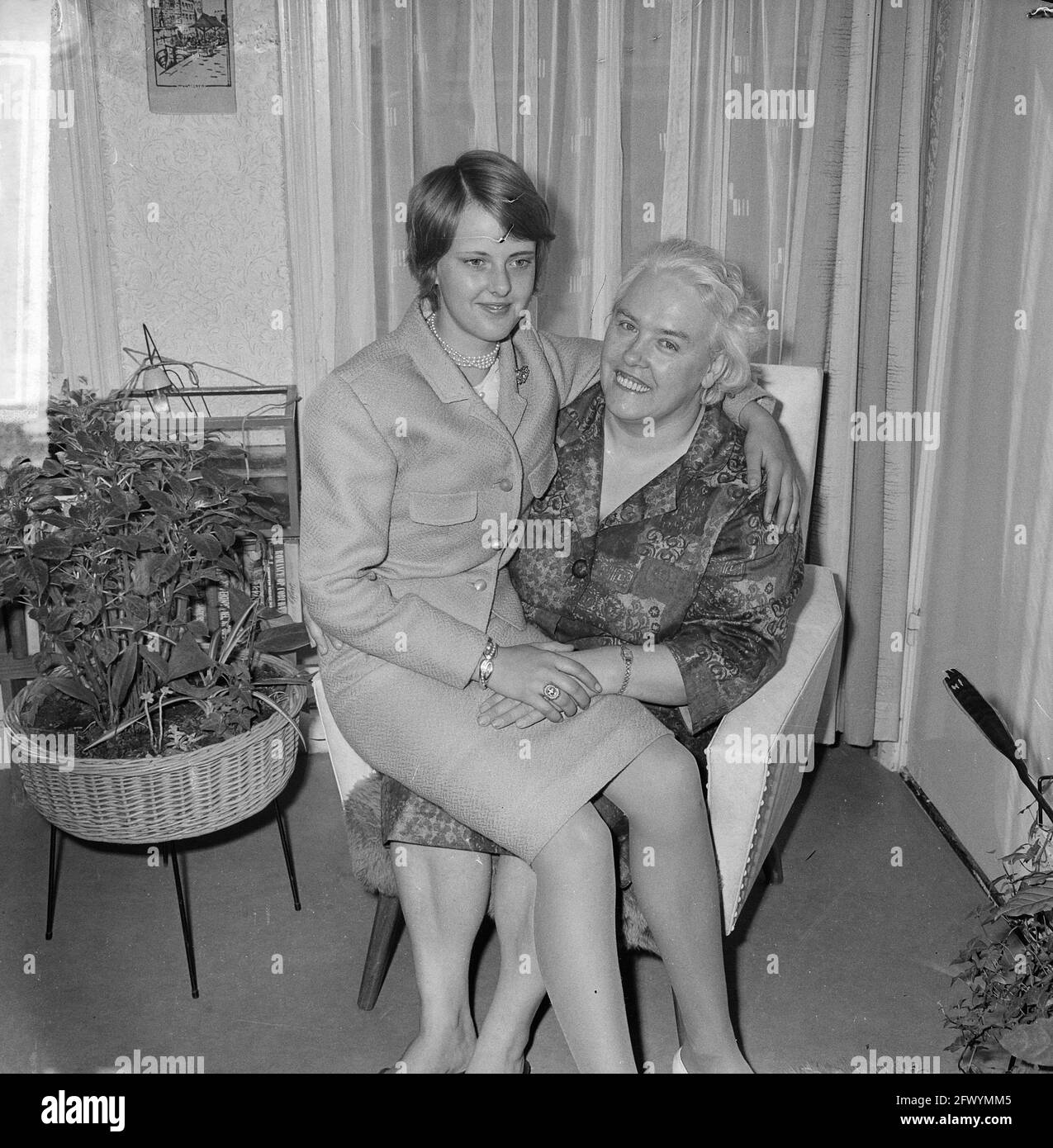 Rietje Afink nach 4 Monaten wieder zurück, Rietje mit ihrer Mutter, 31. August 1964, Mütter, Niederlande, 20. Jahrhundert Presseagentur Foto, Nachrichten zu erinnern, Dokumentarfilm, historische Fotografie 1945-1990, visuelle Geschichten, Menschliche Geschichte des zwanzigsten Jahrhunderts, Momente in der Zeit festzuhalten Stockfoto