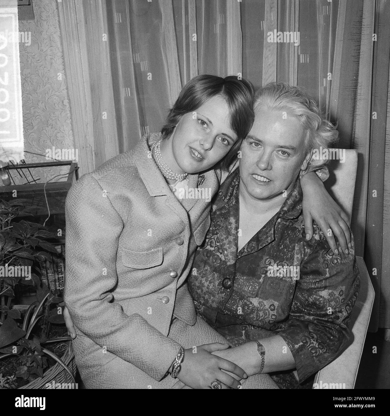 Rietje Afink zurück nach 4 Monaten, hier mit ihrer Mutter, 31. August 1964, Mütter, Niederlande, 20. Jahrhundert Presseagentur Foto, Nachrichten zu erinnern, Dokumentarfilm, historische Fotografie 1945-1990, visuelle Geschichten, Menschliche Geschichte des zwanzigsten Jahrhunderts, Momente in der Zeit festzuhalten Stockfoto