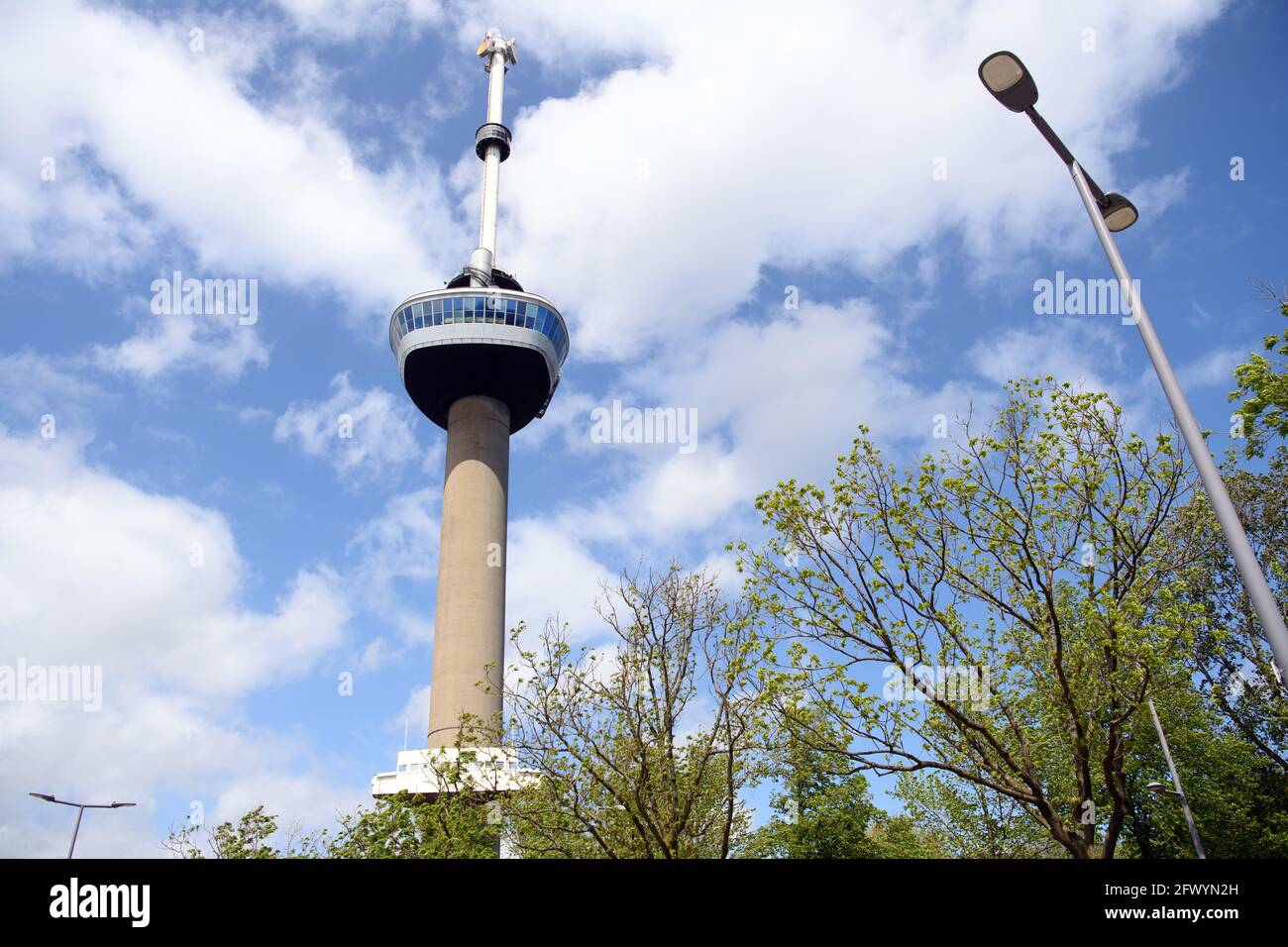 Rotterdam, Niederlande. Mai 2021. Der Aussichtsturm Euromast wurde vom Architekten Huig Maaskant entworfen. Der Turm wurde in den 1960er Jahren für die Gartenausstellung Floriade erbaut und war zunächst 101 Meter hoch. In den 1970er Jahren wurde der 'Space Tower' mit weiteren 84 Metern an der Spitze hinzugefügt. In einer Höhe von 96 Metern gibt es eine Besucherplattform und ein Restaurant namens Crow's Nest. Quelle: Soeren Stache/dpa-Zentralbild/dpa/Alamy Live News Stockfoto