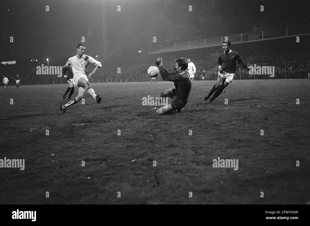 Europa Cup II NAC gegen Cardiff City 1:1; Jan van Gorp (links) entlädt Schuss, Torwart Wilson hält an, rechts Derrett, 15. November 1967, Torhüter, Sport, Fußball, Niederlande, Foto der Presseagentur des 20. Jahrhunderts, zu erinnerende Nachrichten, Dokumentation, historische Fotografie 1945-1990, visuelle Geschichten, Menschliche Geschichte des zwanzigsten Jahrhunderts, Momente in der Zeit festzuhalten Stockfoto