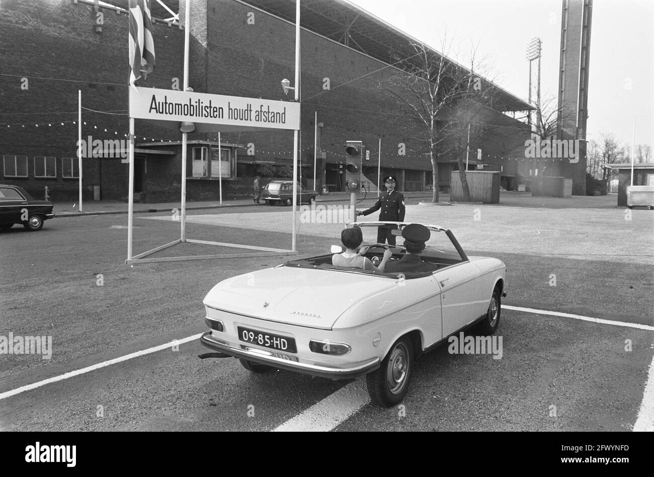 Fahren Im Verkehr Schwarzweiß-Stockfotos Und -Bilder - Alamy