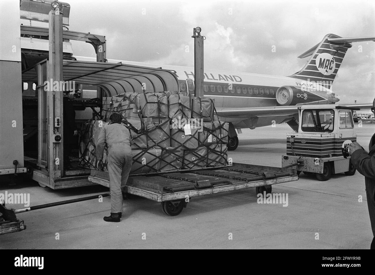 Das Rote Kreuz schickt Hilfsgüter in vom Erdbeben betroffene Gebiete der Türkei. Die Güter werden am Flughafen Schiphol, 31. März 1970, Hilfsmaßnahmen, Flugzeuge, Flughäfen, Niederlande, Foto der Presseagentur des 20. Jahrhunderts, zu erinnerende Nachrichten, Dokumentarfilm, historische Fotografie 1945-1990, visuelle Geschichten, Menschliche Geschichte des zwanzigsten Jahrhunderts, Momente in der Zeit festzuhalten Stockfoto
