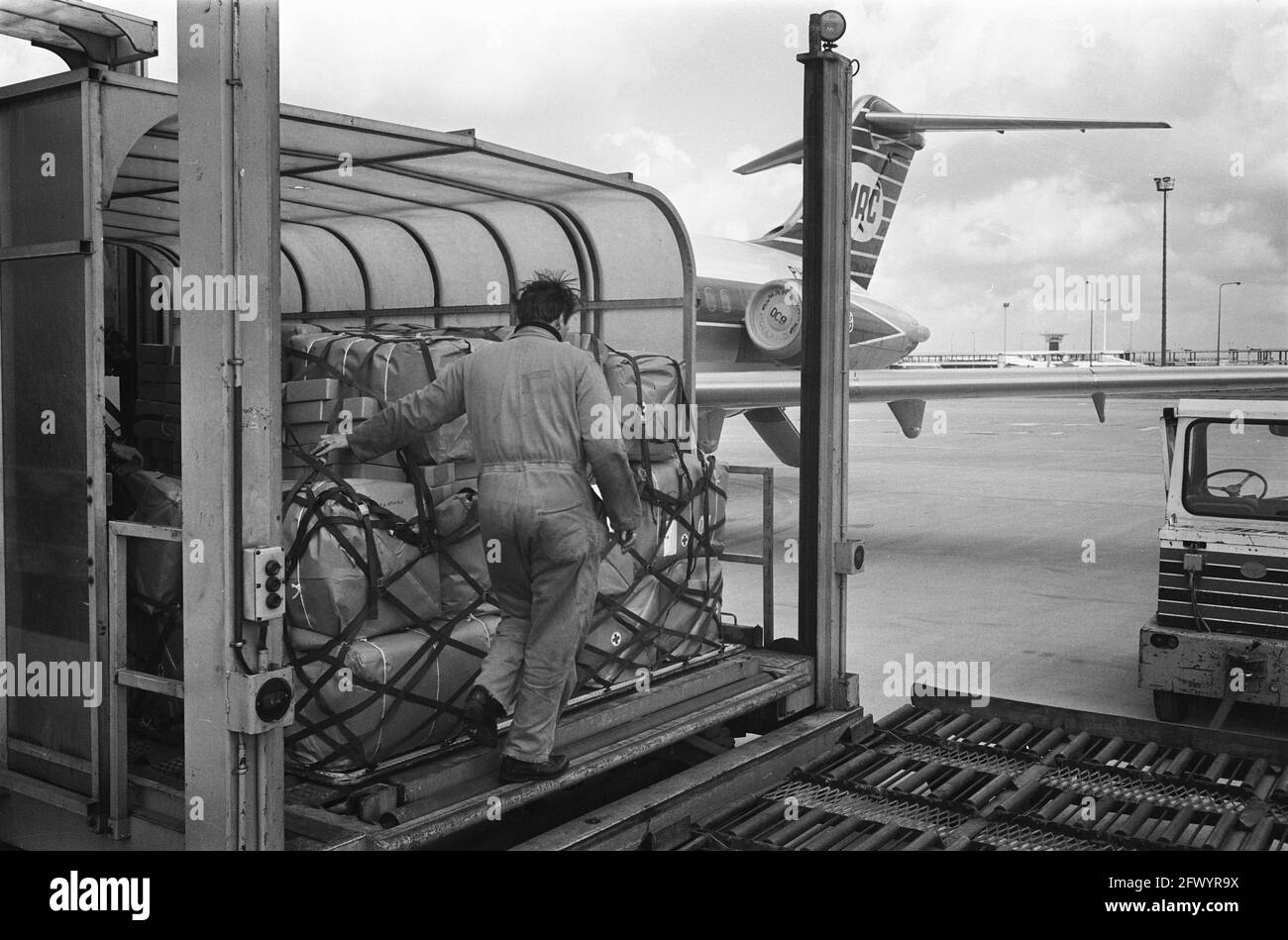 Das Rote Kreuz schickt Hilfsgüter in die von Erdbeben heimgesuchten Gebiete der Türkei. Verladen werden Schiphol, 31. März 1970, Relief, Flugzeuge, Flughäfen, Niederlande, Foto der Presseagentur des 20. Jahrhunderts, zu erinnerende Nachrichten, Dokumentarfilm, historische Fotografie 1945-1990, visuelle Geschichten, Menschliche Geschichte des zwanzigsten Jahrhunderts, Momente in der Zeit festzuhalten Stockfoto